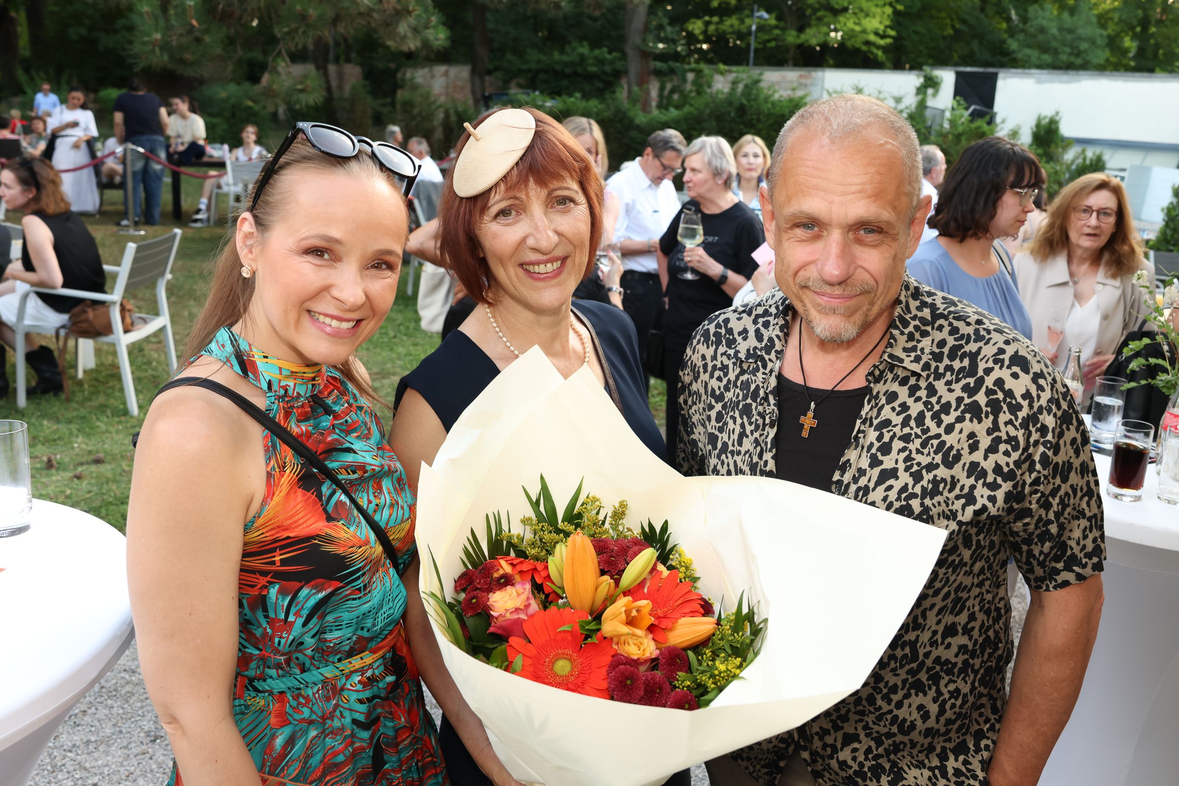Missy May und Gery Keszler mit Direktorin Monika Kycelt bei der Abschluss-Show