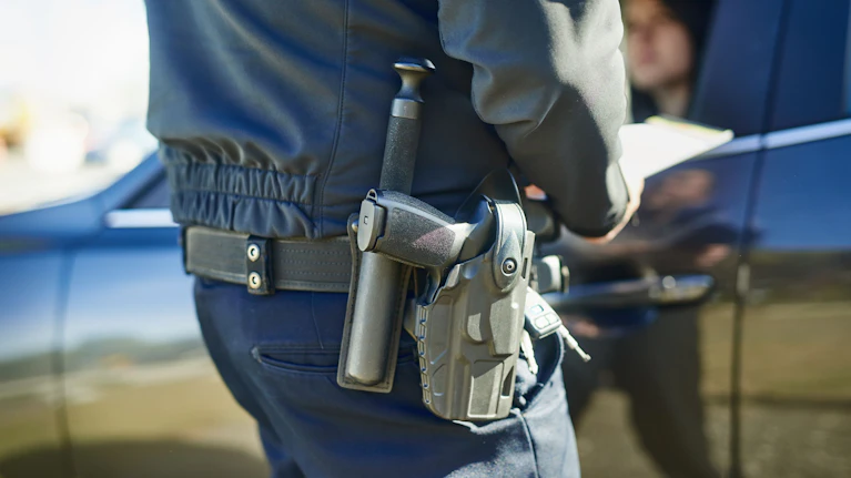 Amerikas Polizeibehörden agieren immer aggressiver. Während die Zahl der Morde zurückgeht, steigt die der Todesfälle durch Polizeigewalt rasant. Bereits jeder zehnte Amerikaner, der gewaltsam ums Leben kommt, wurde von einem Polizisten getötet.