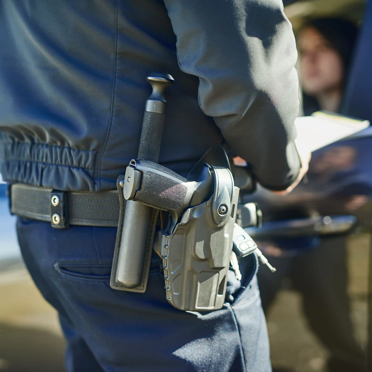 Amerikas Polizeibehörden agieren immer aggressiver. Während die Zahl der Morde zurückgeht, steigt die der Todesfälle durch Polizeigewalt rasant. Bereits jeder zehnte Amerikaner, der gewaltsam ums Leben kommt, wurde von einem Polizisten getötet.