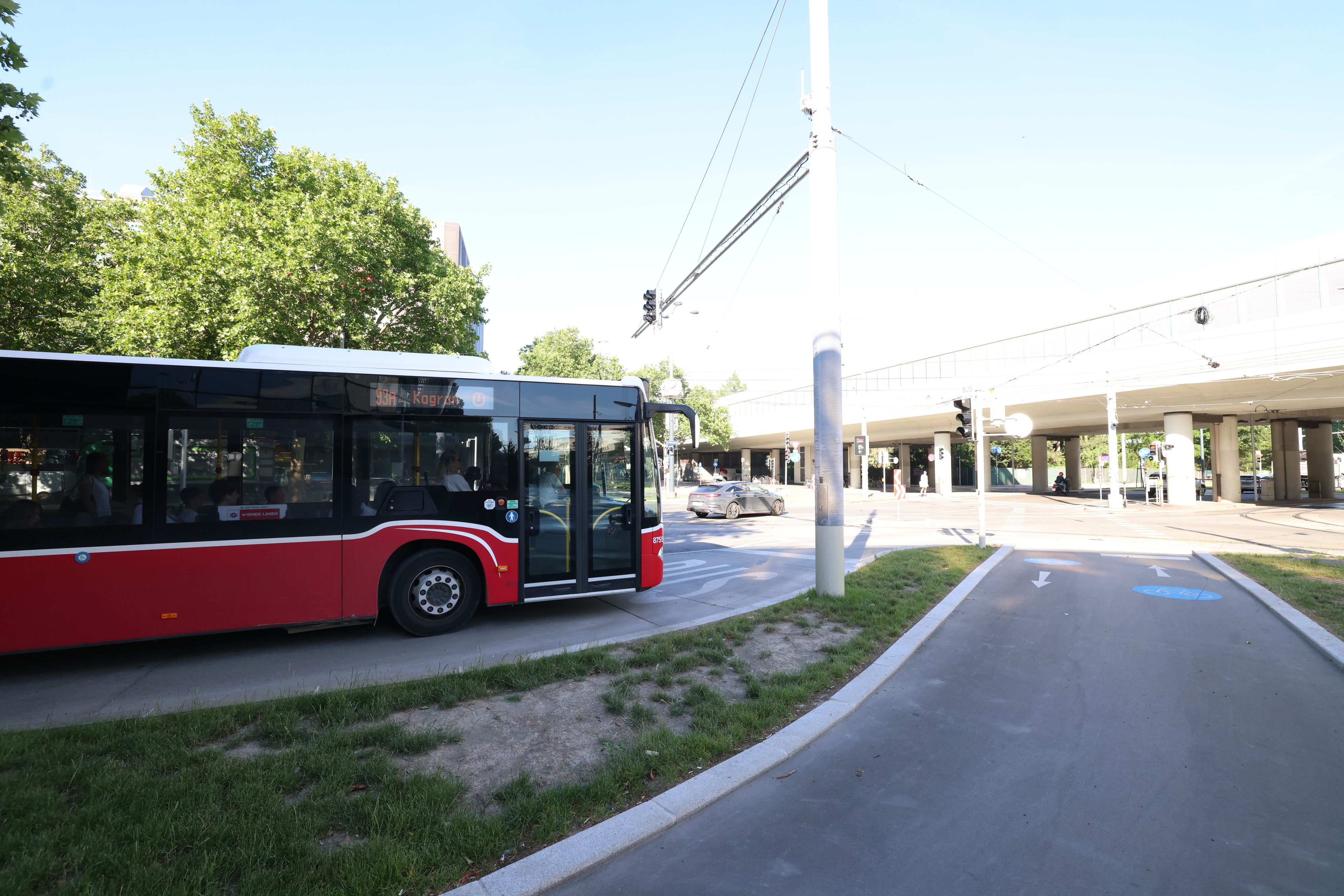 Langes Warten: An dieser Kreuzung werden Fahrräder am Radweg bevorzugt behandelt.