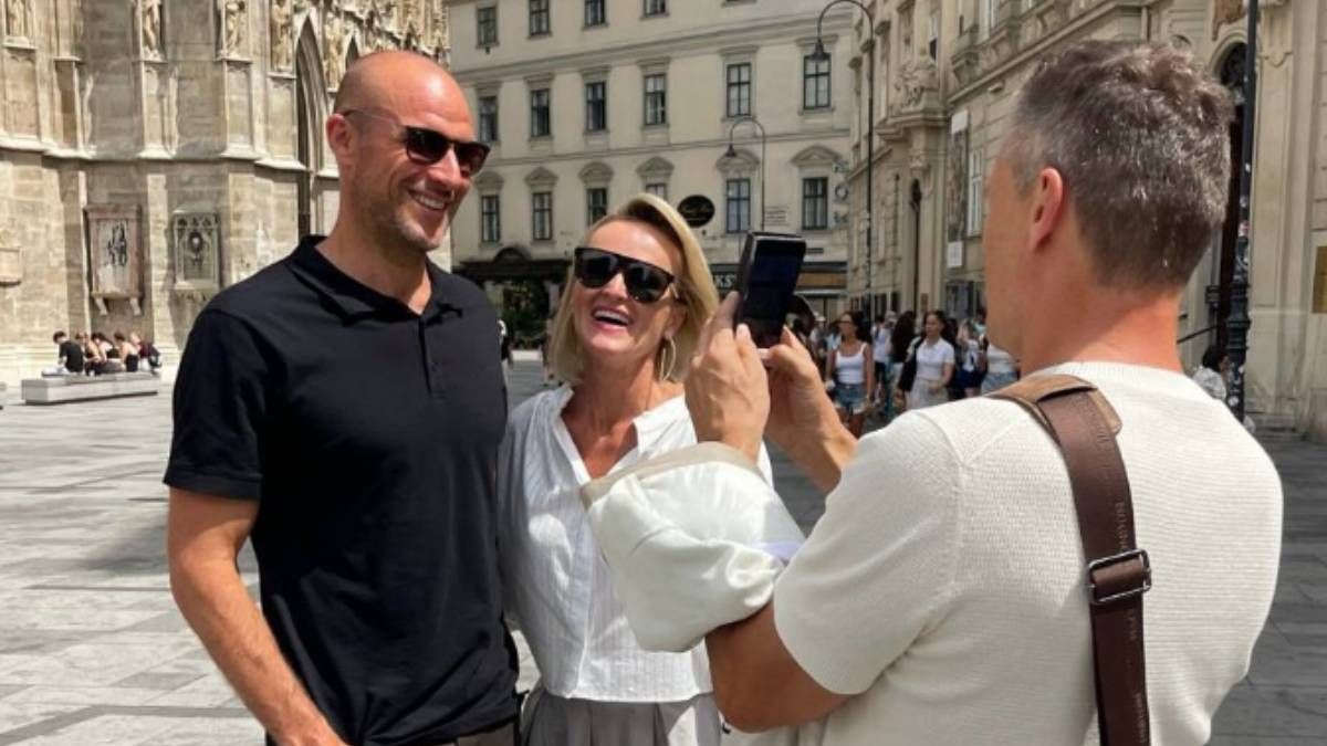 Aksel Lund Svindal und Alexandra Meissnitzer posieren vor dem Stephansdom. 