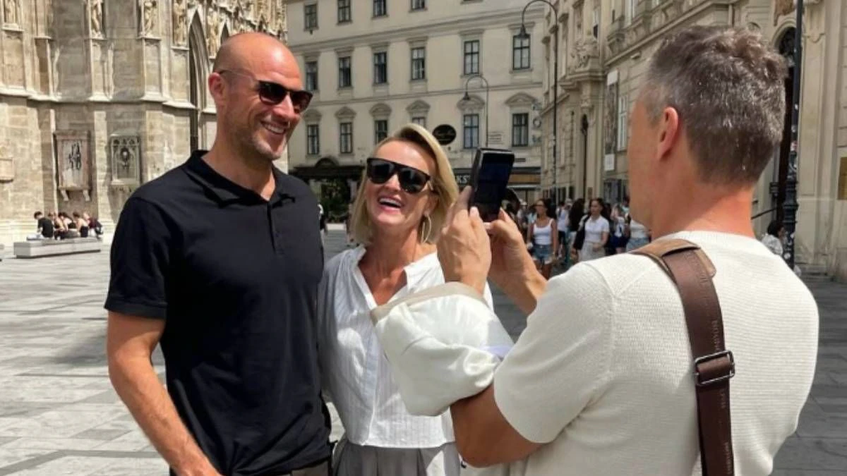 Aksel Lund Svindal und Alexandra Meissnitzer posieren vor dem Stephansdom. 