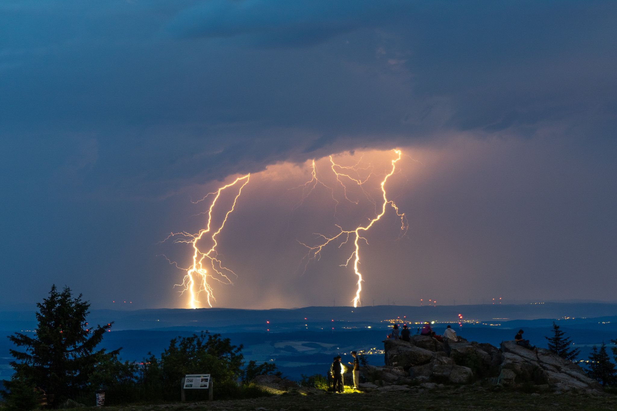 Heute.at - Heftige Gewitter steuern jetzt direkt auf Österreich zu