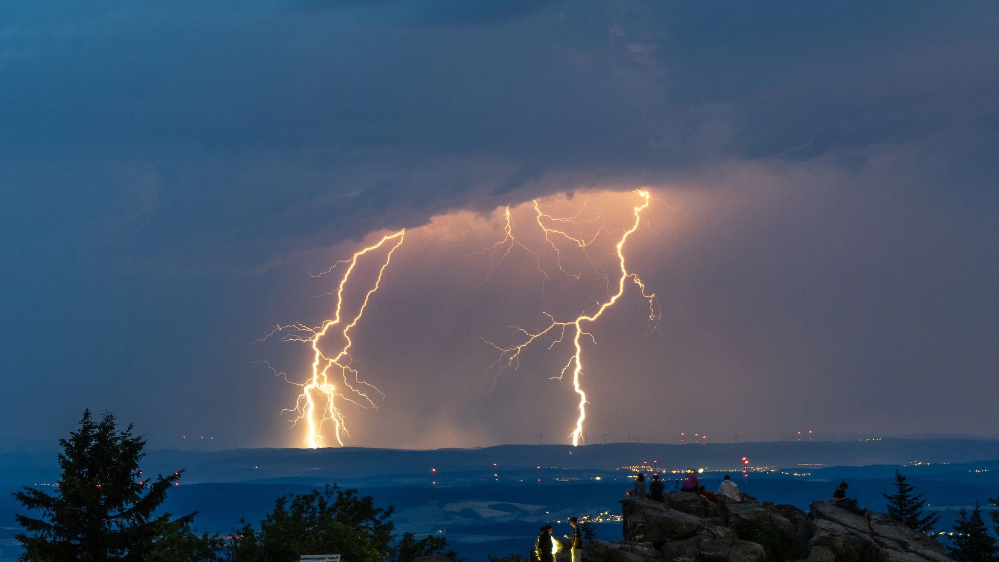 Heute.at - Heftige Gewitter steuern jetzt direkt auf Österreich zu