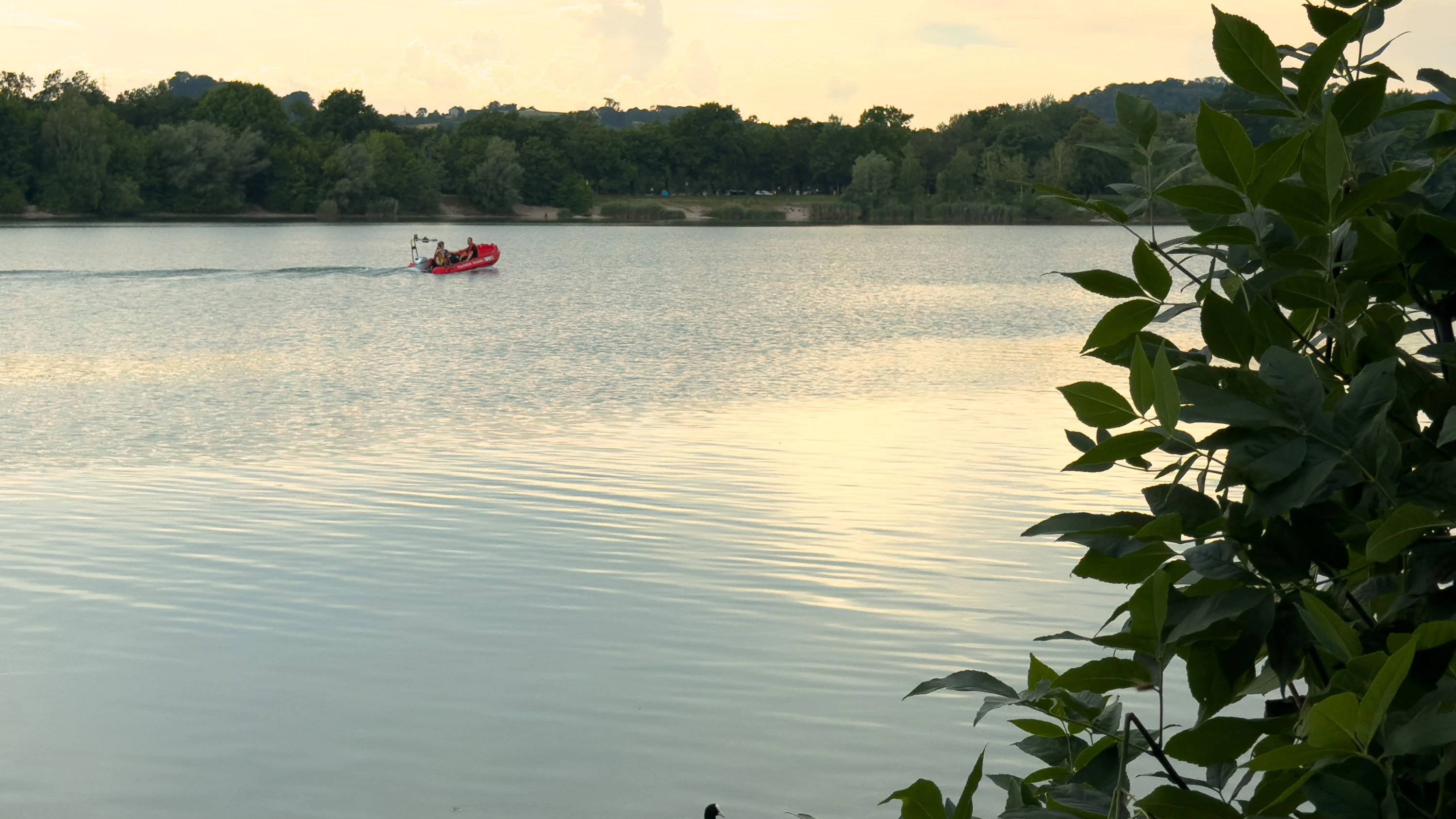Großeinsatz am Pichlinger See in Linz nach einem Badeunfall mit tödlichem Ausgang. Zahlreiche Ersthelfer, Badegäste, Polizei,Feuerwehr, Rettungsdienst und eine Notärztin kämpften nach der Rettung einer Schwimmerin aus dem Wasser um ihr Leben. Trotz intensiver Wiederbelebungsmaßnahmen verstarb die Frau noch am Einsatzort.