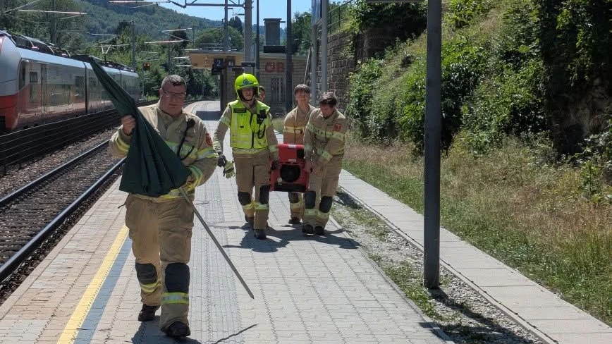 Für die ersten Maßnahmen wurde ein Sonnenschirm aufgestellt, anschließend brachten die Einsatzkräfte den Mann samt Rollstuhl in den Schatten.