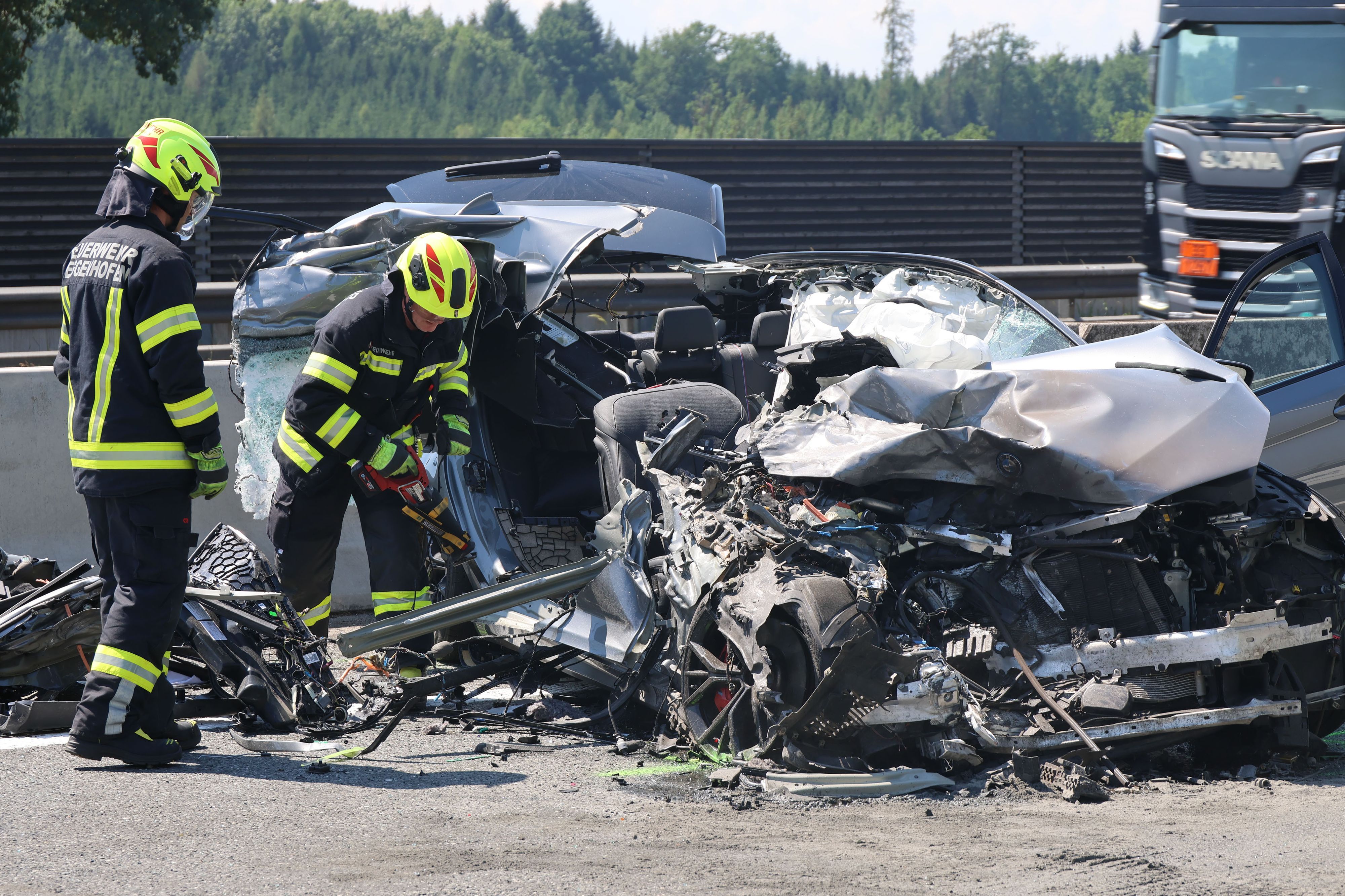 Ein Lenker wurde aus diesem völlig zerstörten Auto lebend geborgen.