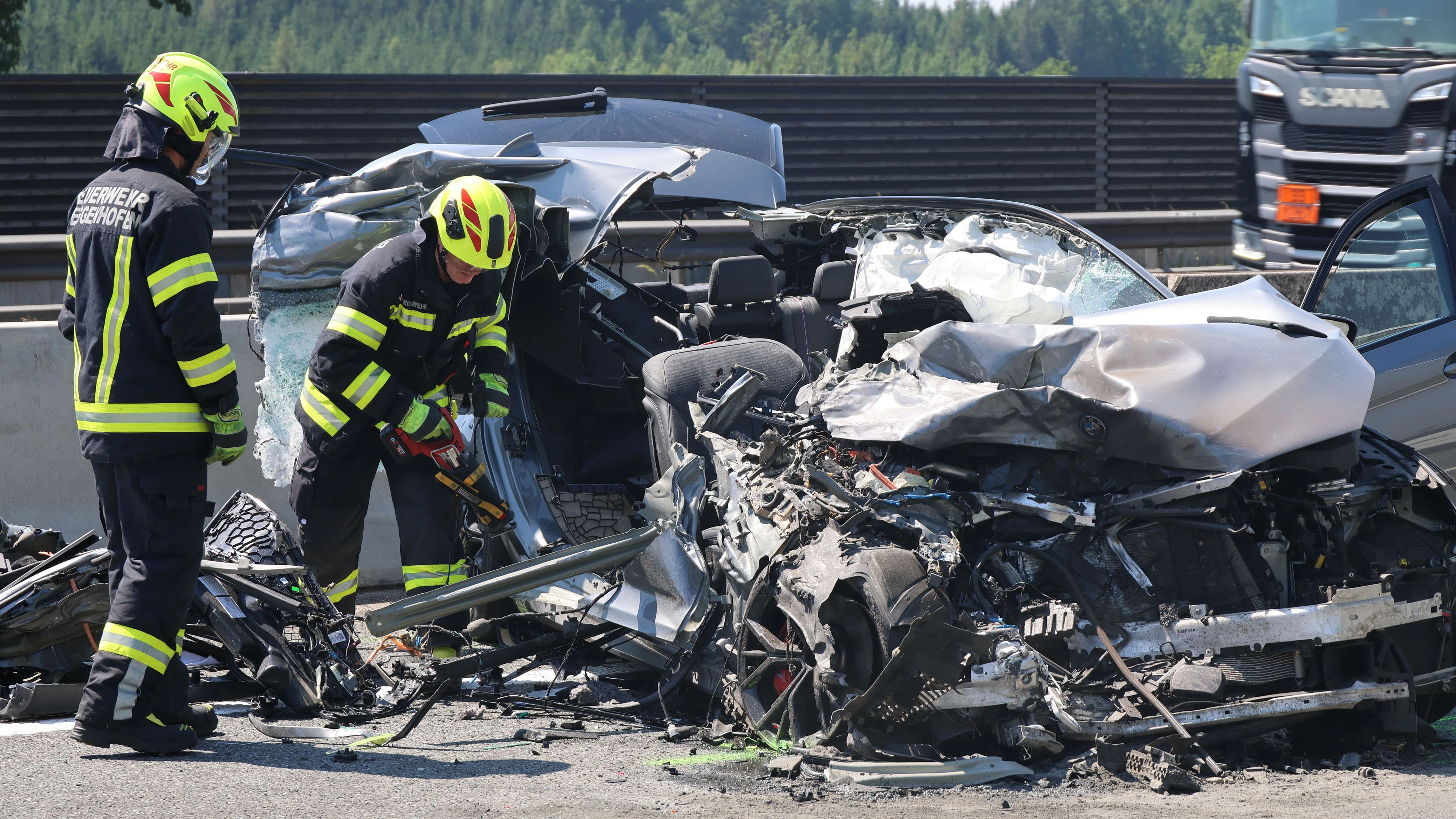 Heute.at - Unfassbar! Lenker lebend aus diesem Unfallwrack geholt
