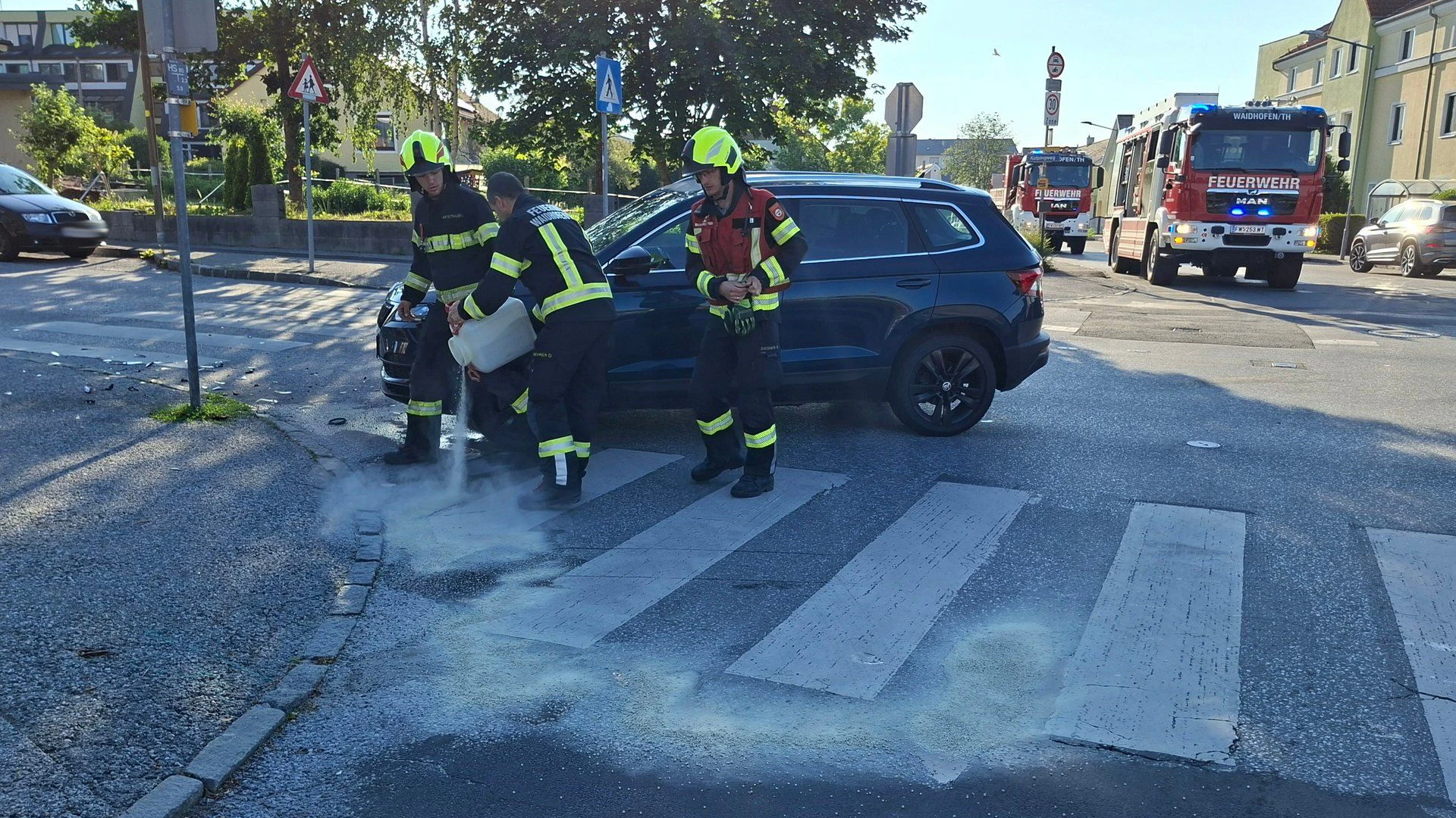 Die Einsatzkräfte streuten Ölbindemittel auf die ausgetretenen Betriebsmittel.