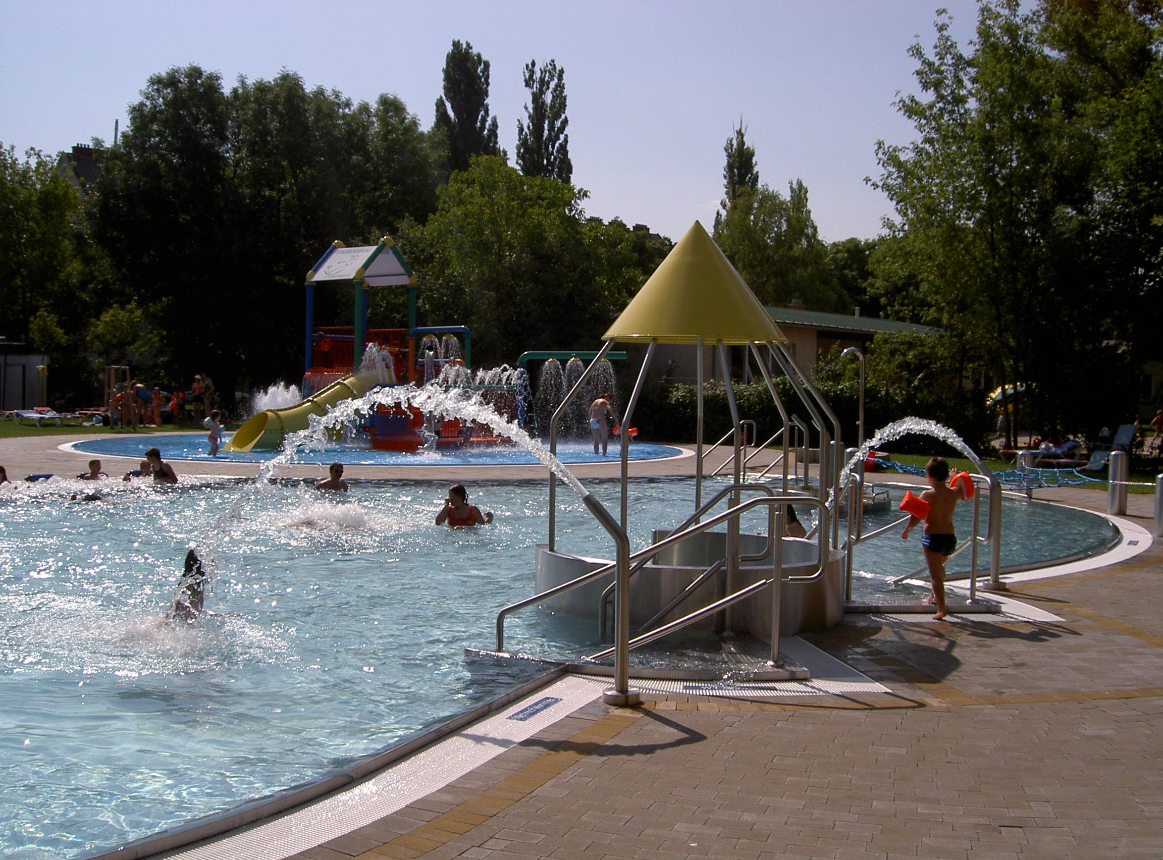 Die Familienbäder der Stadt öffnen wegen der extremen Temperaturen früher.