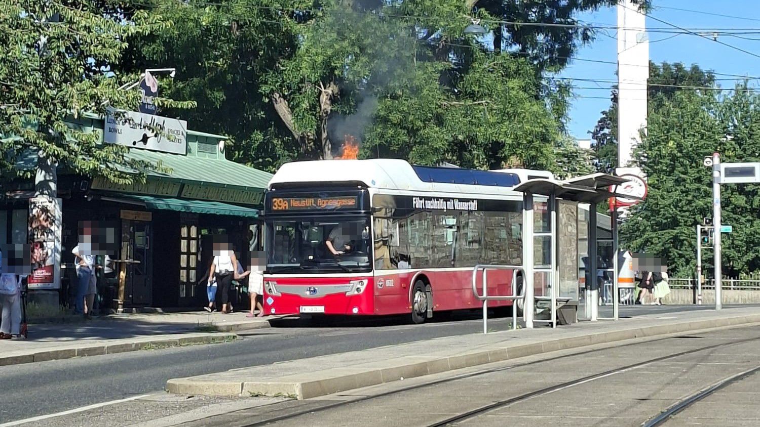 Das Dach eines mit Wasserstoff betriebenen Busses der Linie 39A geriet bei der Station Oberdöbling in Brand.