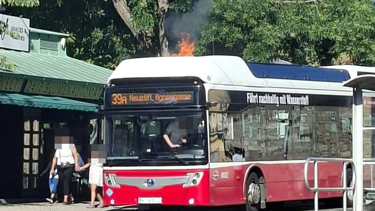 Heute.at - Glut-Hitze in Wien! Plötzlich brennt Wasserstoff-Bus
