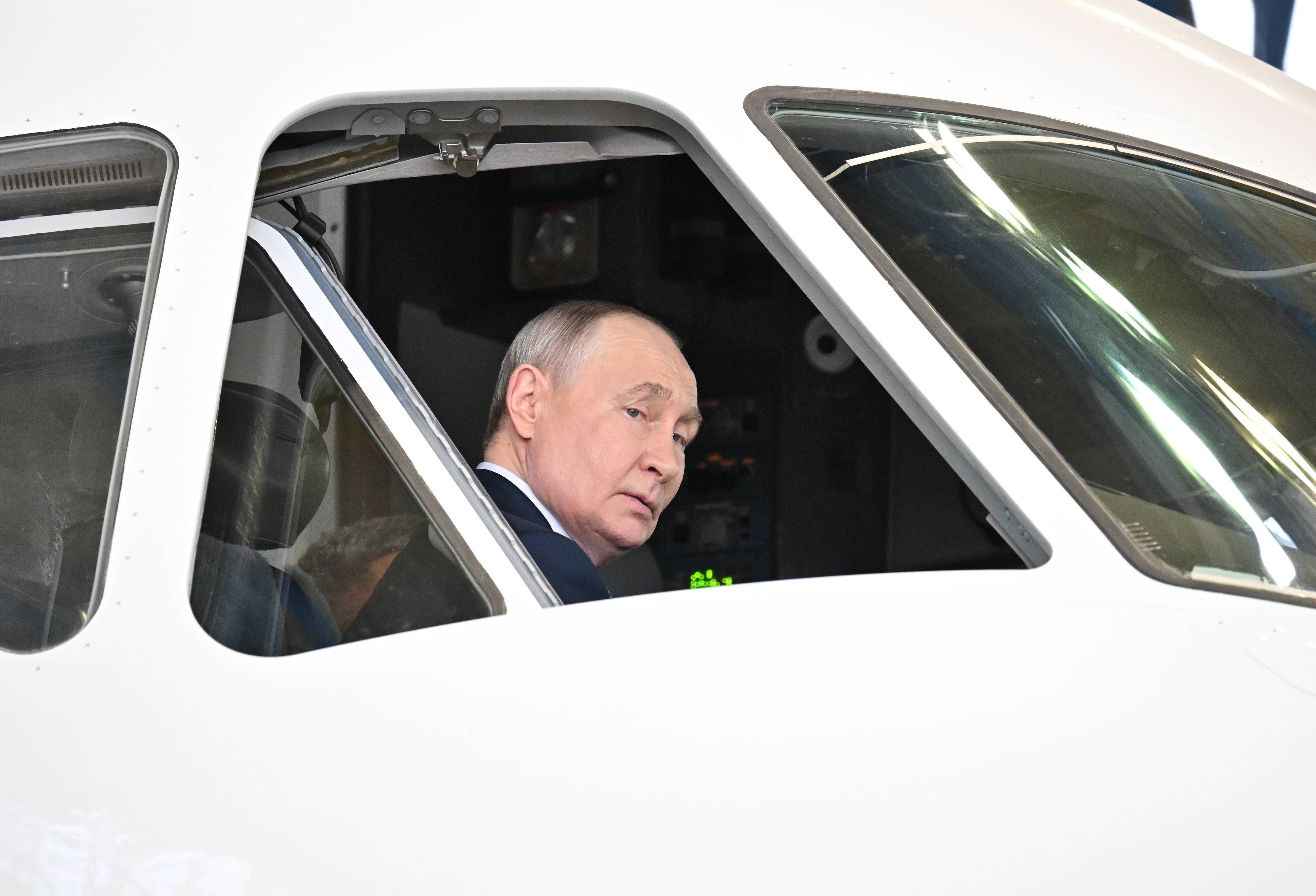 Der russische Präsident Wladimir Putin sitzt im Cockpit des Passagierflugzeugs Jakowlew Superjet 100 SJ-100 während eines Besuchs im Gromow-Flugforschungsinstitut in Schukowski bei Moskau. (24. Juni 2026)