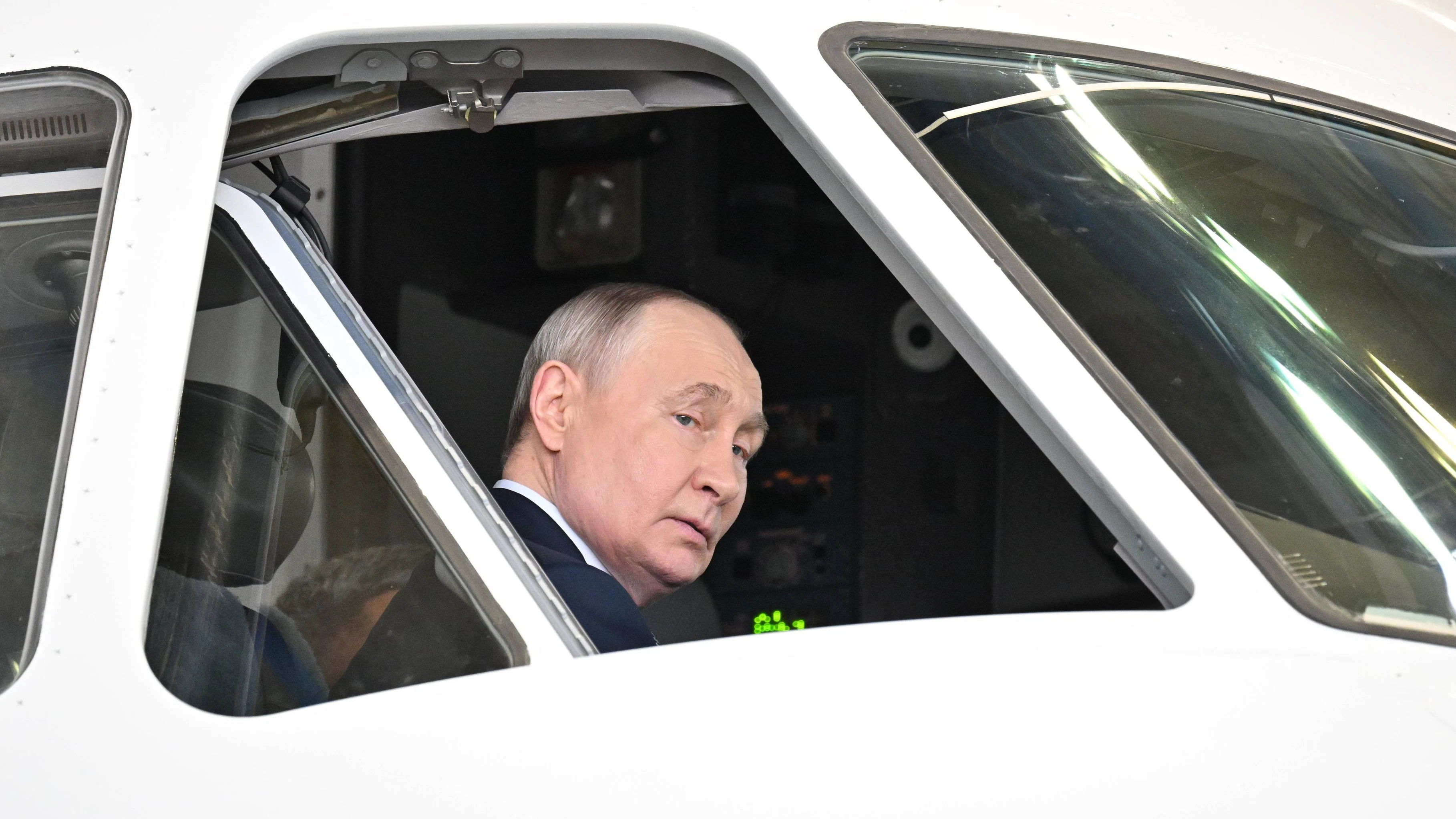 Der russische Präsident Wladimir Putin sitzt im Cockpit des Passagierflugzeugs Jakowlew Superjet 100 SJ-100 während eines Besuchs im Gromow-Flugforschungsinstitut in Schukowski bei Moskau. (24. Juni 2026)