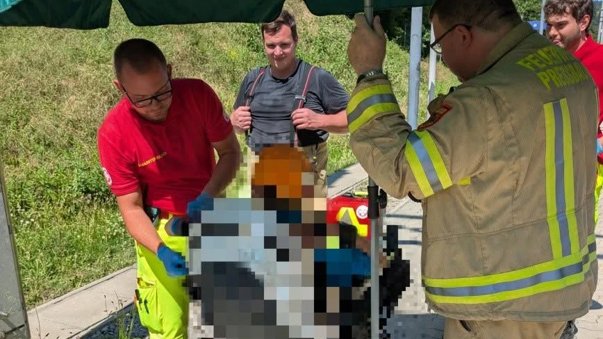 Ein Mann in einem elektrischen Rollstuhl konnte nicht mehr weiter - der Akku seines Gefährts war leer.