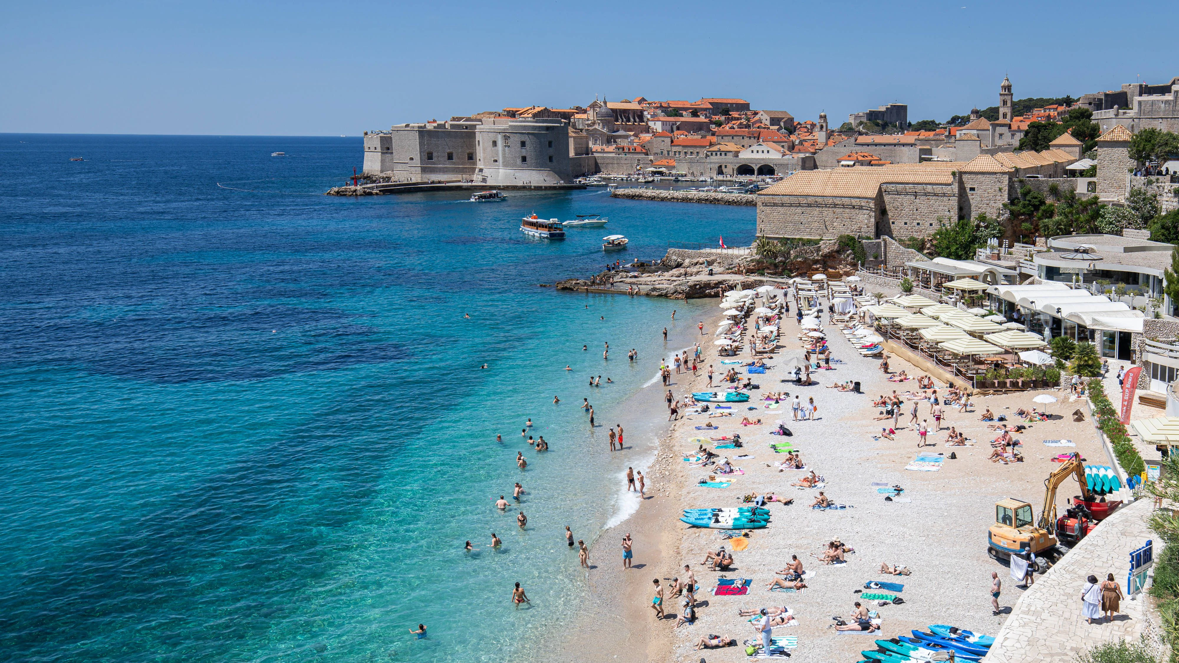 Dubrovnik gehört zu den am stärksten betroffenen Regionen in der aktuellen Hitzewelle. In der Nacht bleibt es mit 28 Grad schwül-heiß, untertags schießen die Temperaturen steil nach oben.