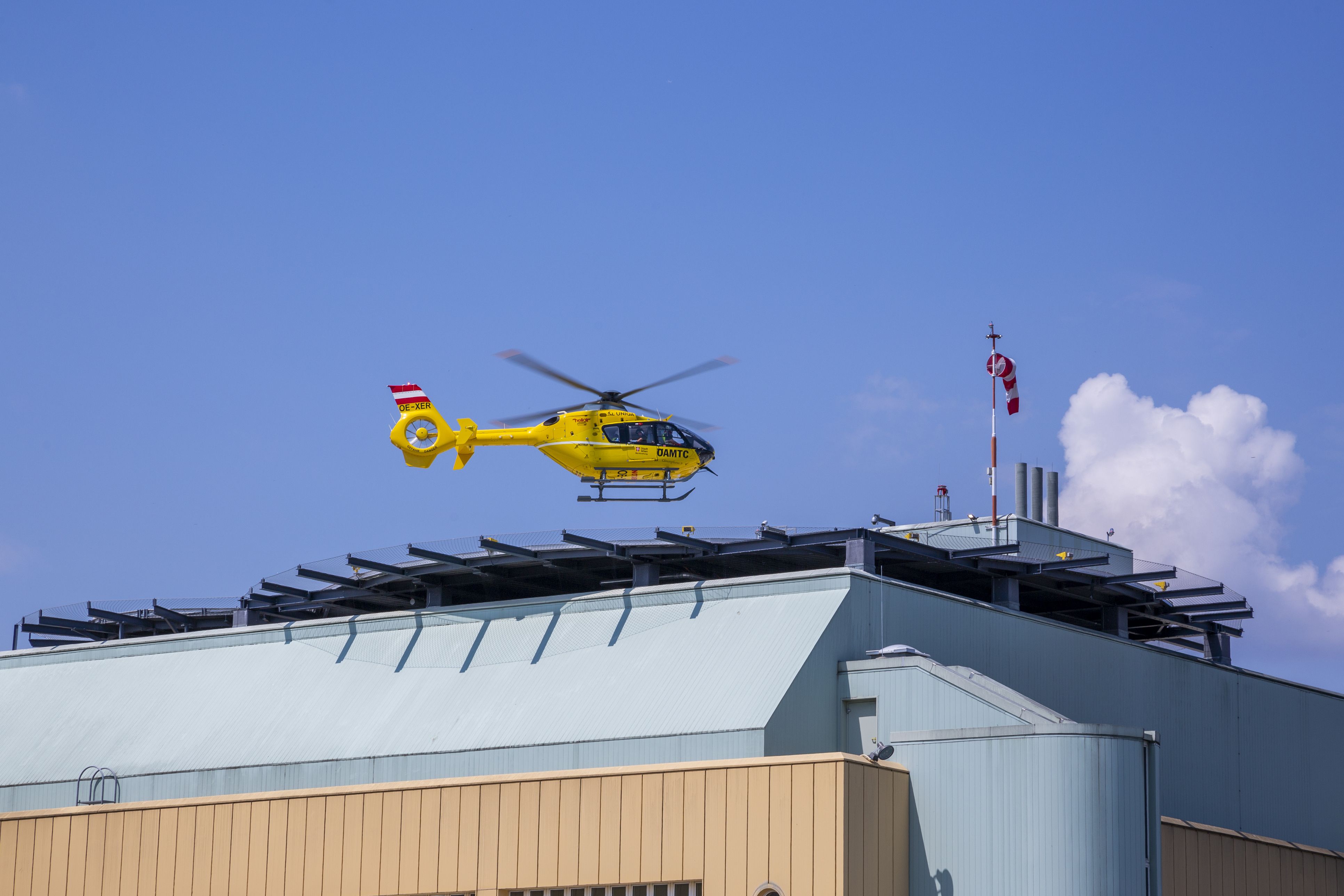 Der 21-Jährige wurde mit dem Rettungshubschrauber in ein Spital gebracht. (Symbolbild)
