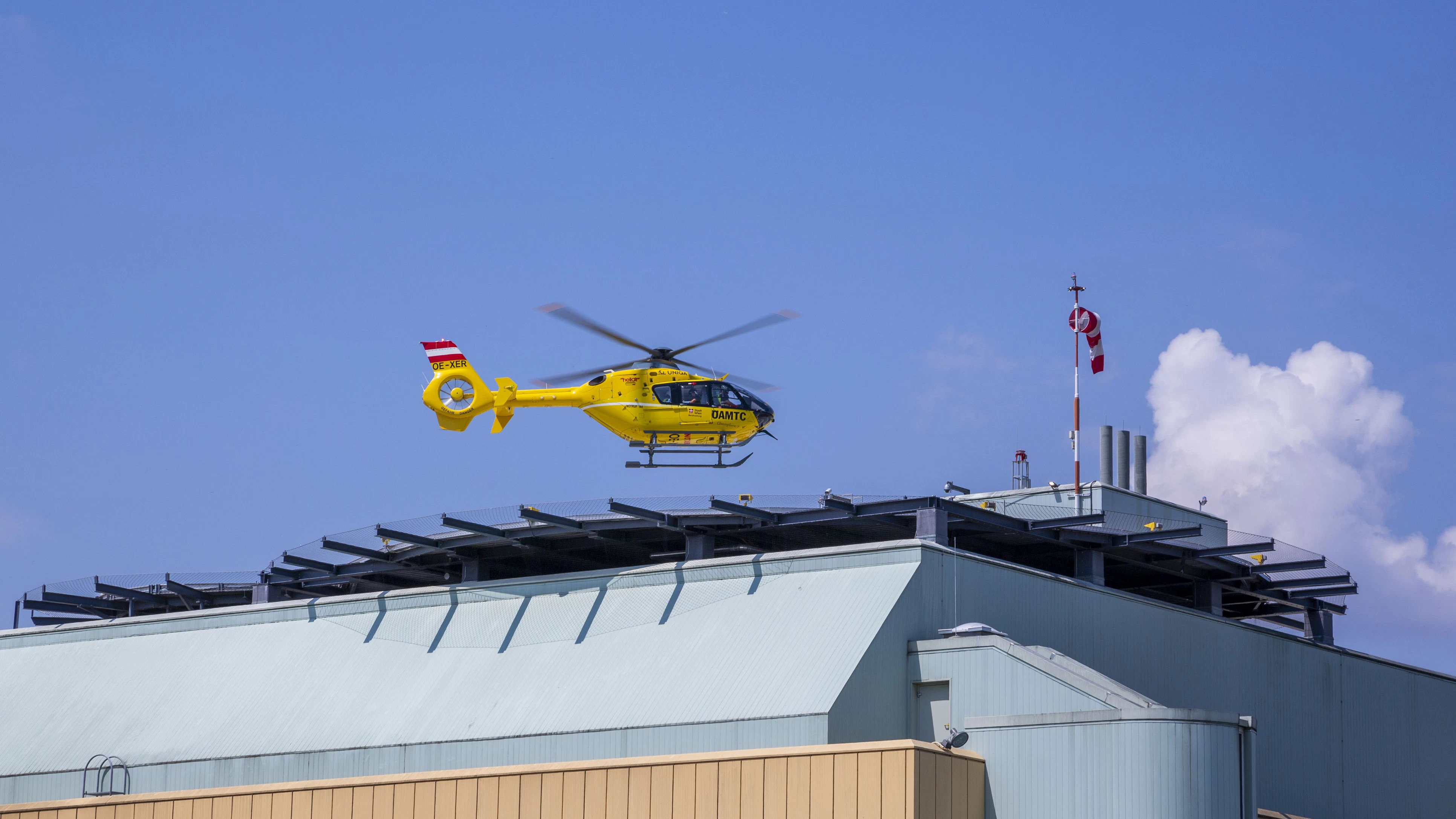 Der 21-Jährige wurde mit dem Rettungshubschrauber in ein Spital gebracht. (Symbolbild)