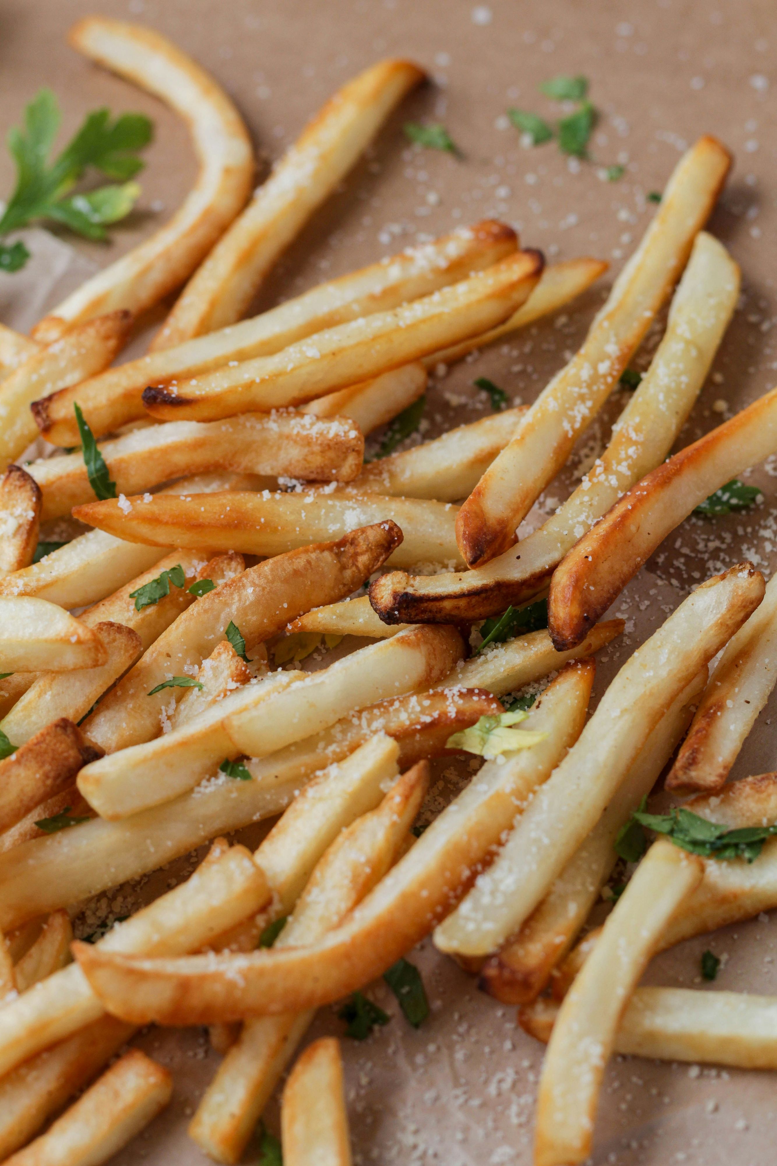 Pommes mit Salz sind für den Körper im Sommer gesünder als man erwartet. 