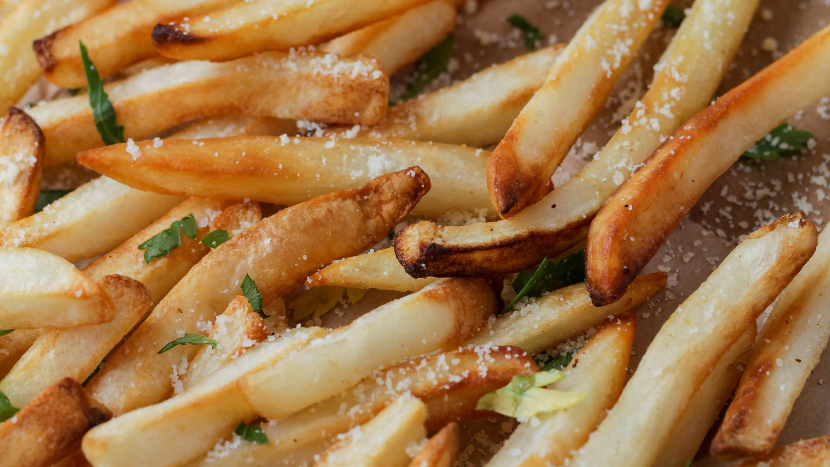 Pommes mit Salz sind für den Körper im Sommer gesünder als man erwartet. 