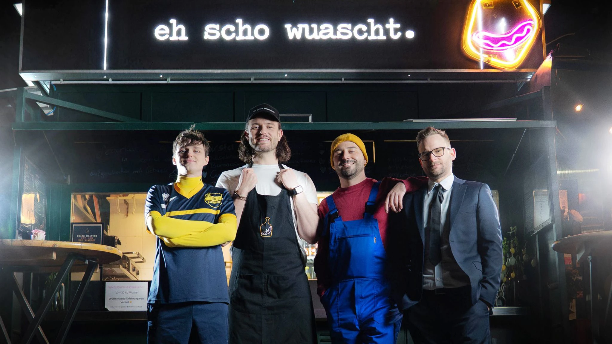 Bei einem Auftritt seiner Band Schwanara in Salzburg will Fabian (2. v.l.) die Jacke auch mitnehmen.