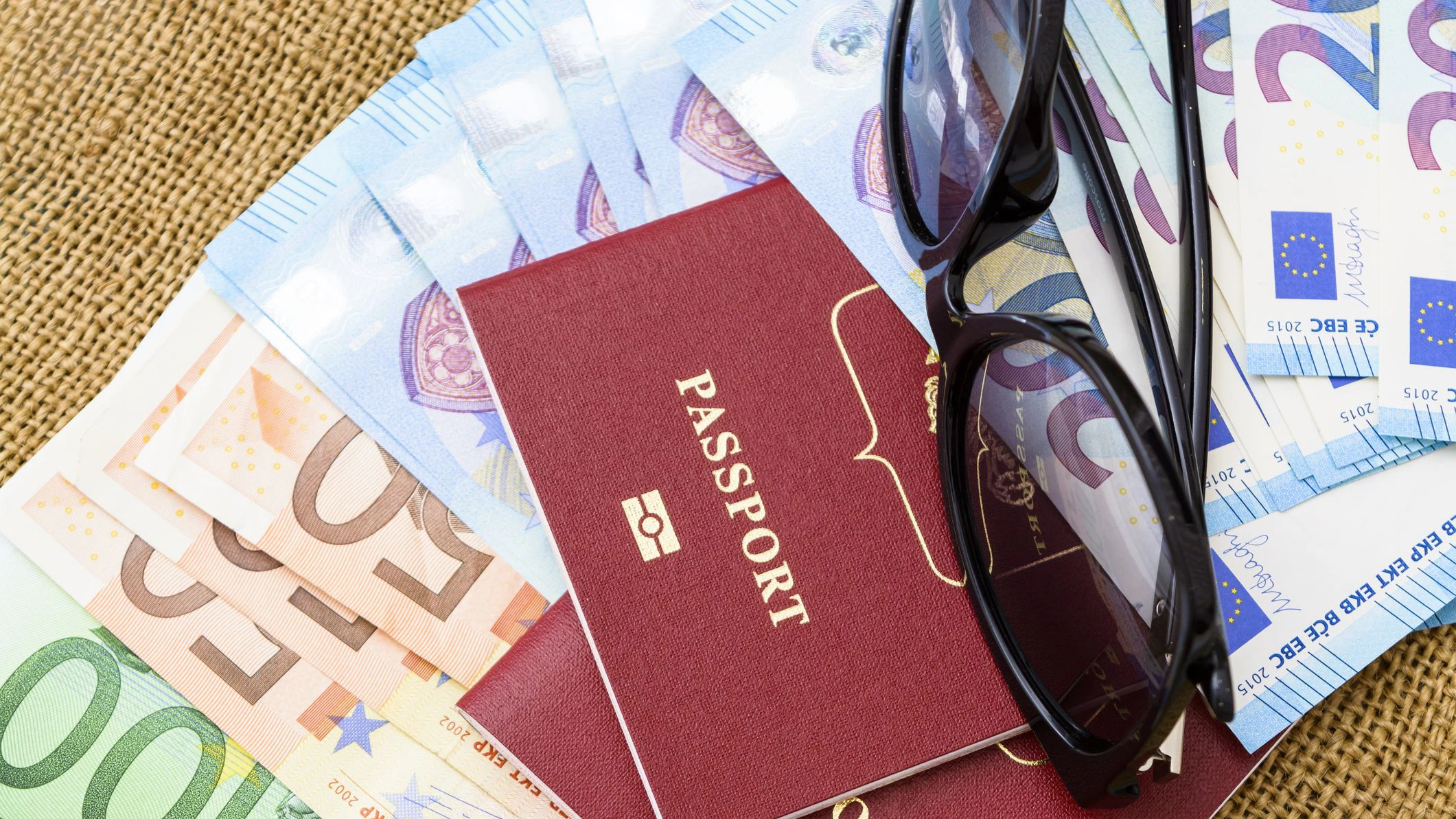 Der Urlaub kann schnell sehr teuer werden. Mit der richtigen Vorbereitung werden versteckte Kosten minimiert. 