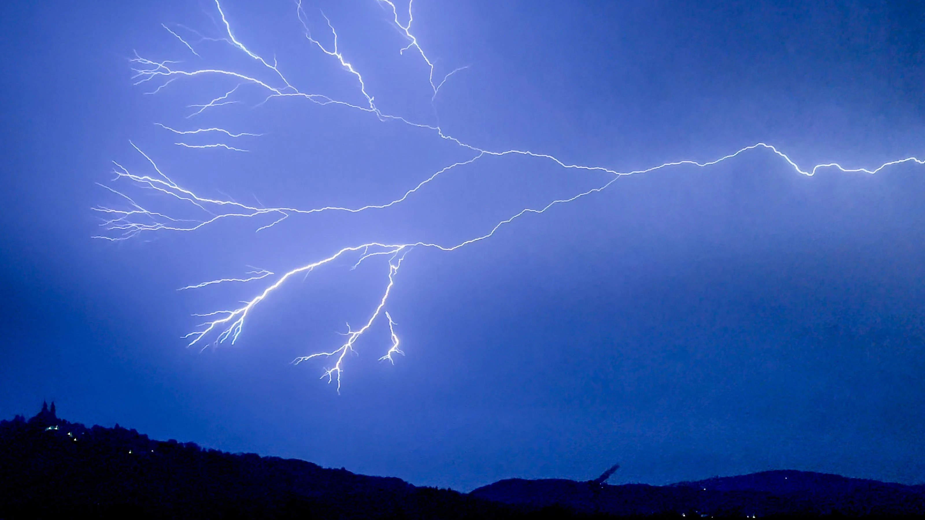 13.08.2024, Linz, AUT, Wetter, Unwetter, Gewitter, im Bild Blitze, Blitz ueber der Stadt