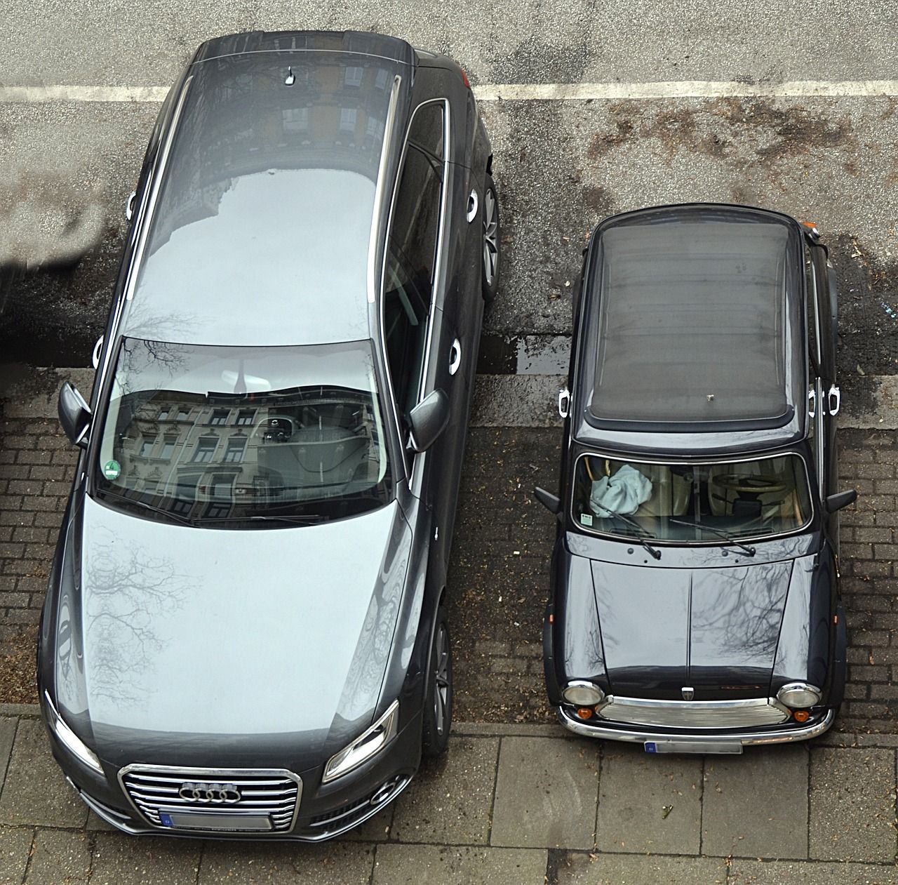 Größenvergleich: Kleinwagen und großes Auto