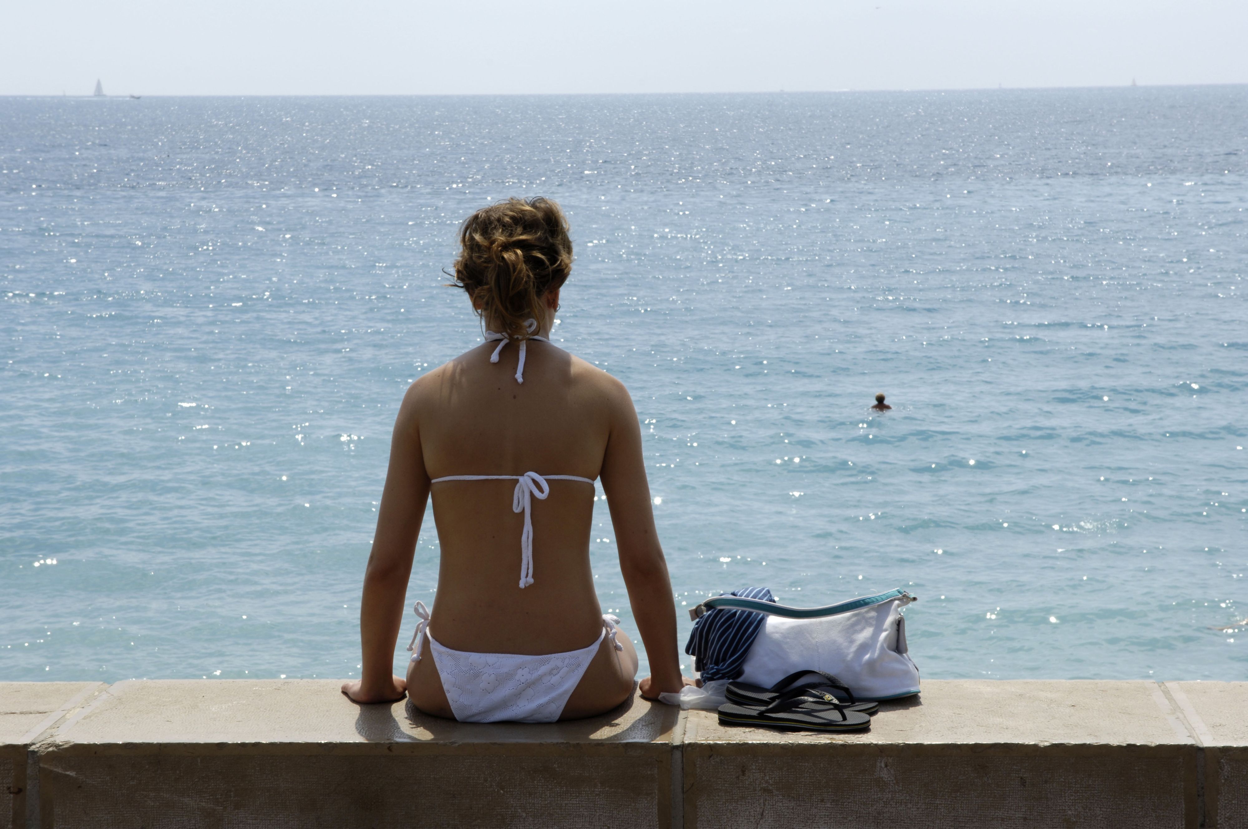 Frankreich erhöht die Bußgelder für Touristen, die sich im Bikini abseits des Strandes aufhalten.