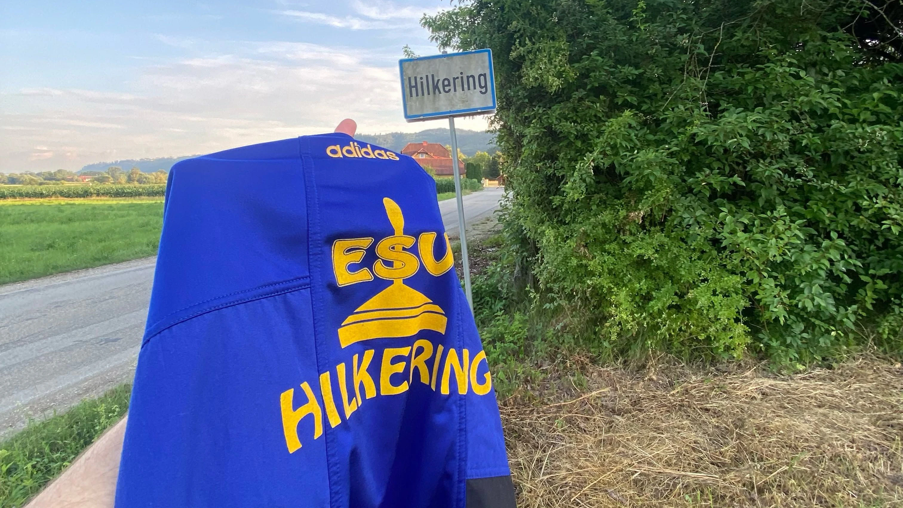 Fabian huschte mit der Jacke gleich für ein paar Fotos zum Ortsschild des rund 200-Einwohner-Ortes.