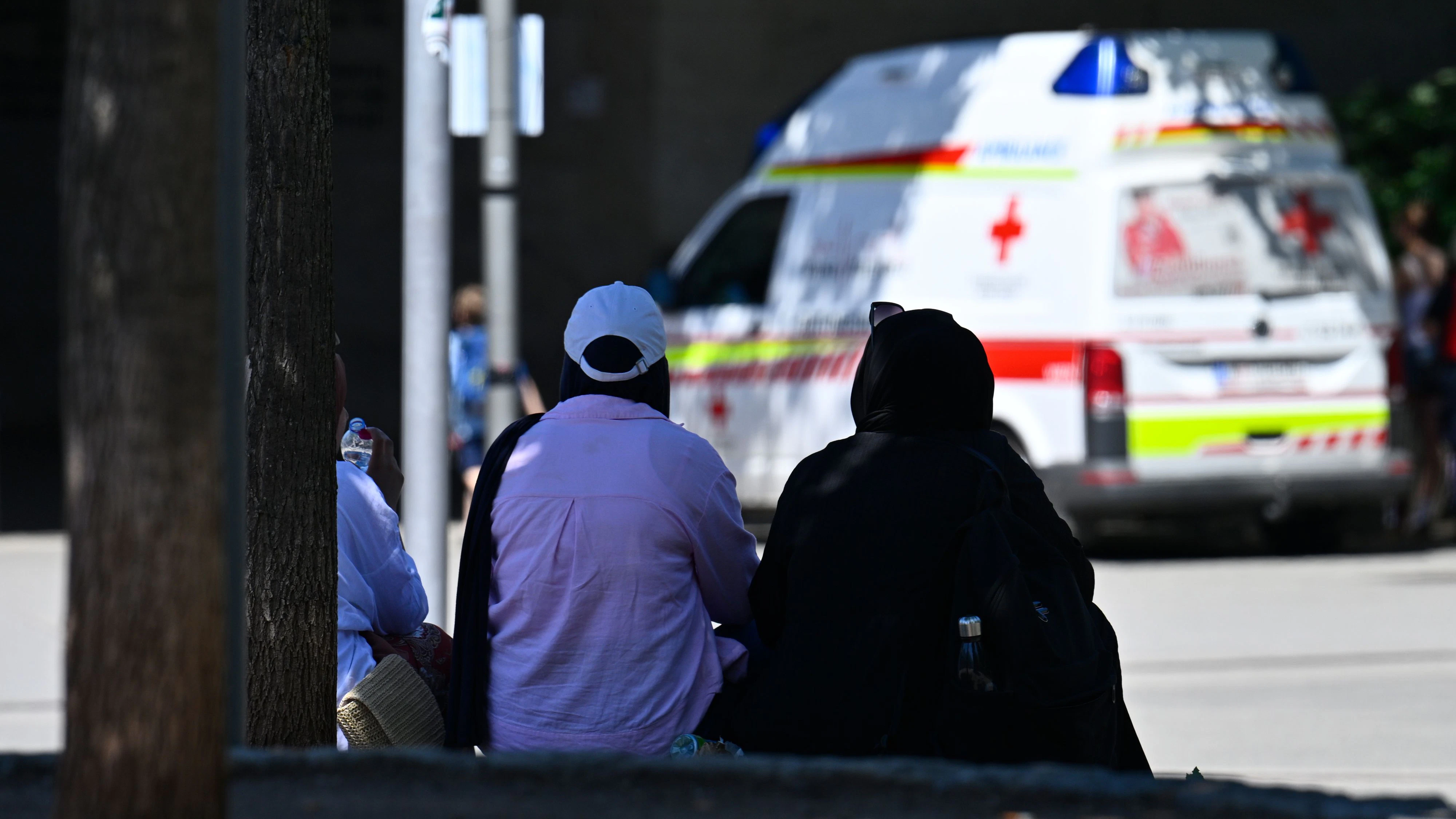 Ein Rettungsfahrzeug und Personen im Schatten am Donnerstag, 25. Juni 2026, am Karlsplatz in Wien. Für das kommende Wochenende und Montag wurde die höchste Wetterwarnstufe für einige Teile Österreichs ausgerufen.