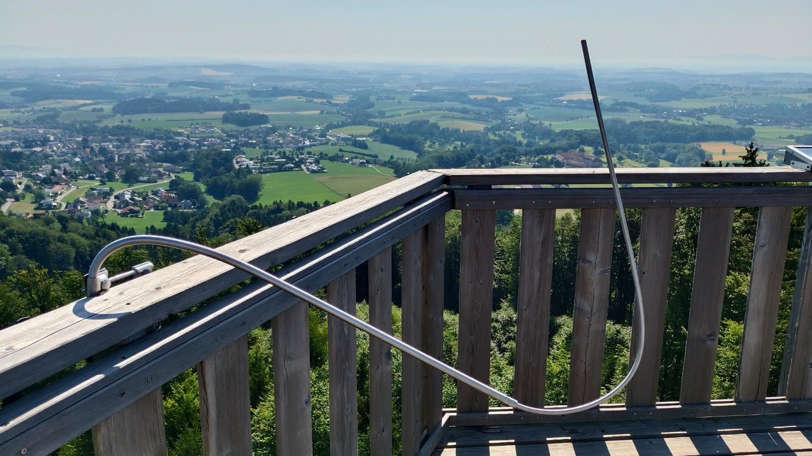 Heute.at - Ein Wahnsinn: Vandalen werfen Bänke von Aussichtsturm