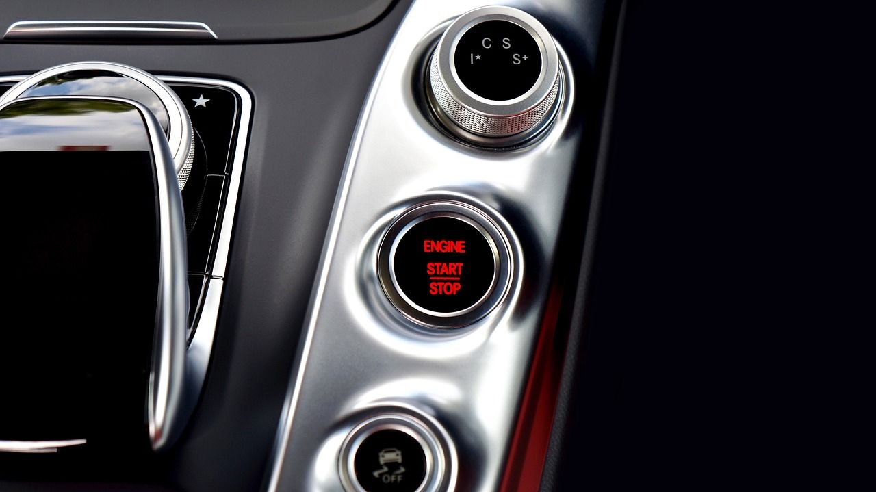 Moderner Auto-Startknopf im Armaturenbrett