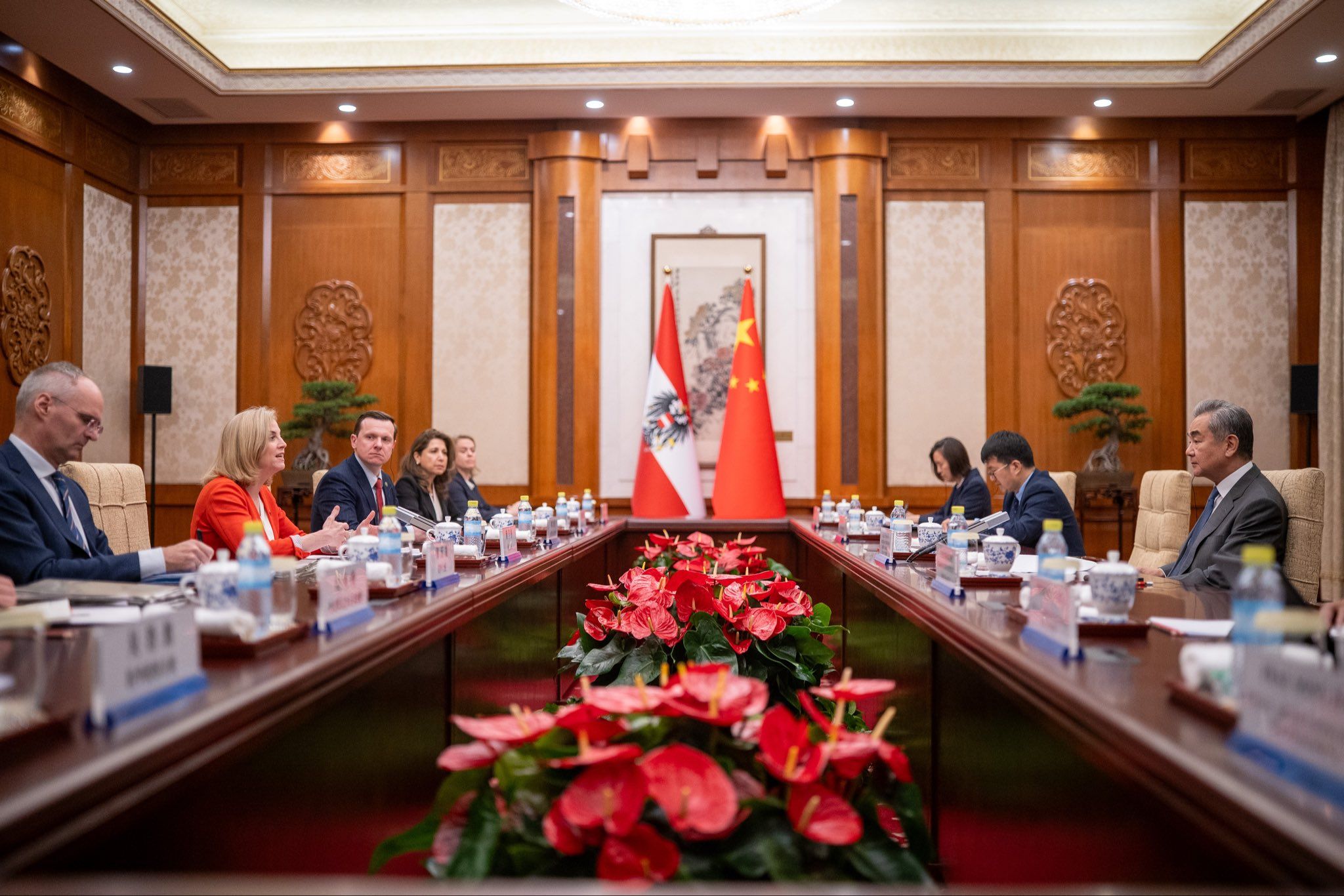 Österreichs Außenministerin Beate Meinl-Reisinger iom Gespräch mit ihrem chinesischen Amtskollegen Wang Yi. 