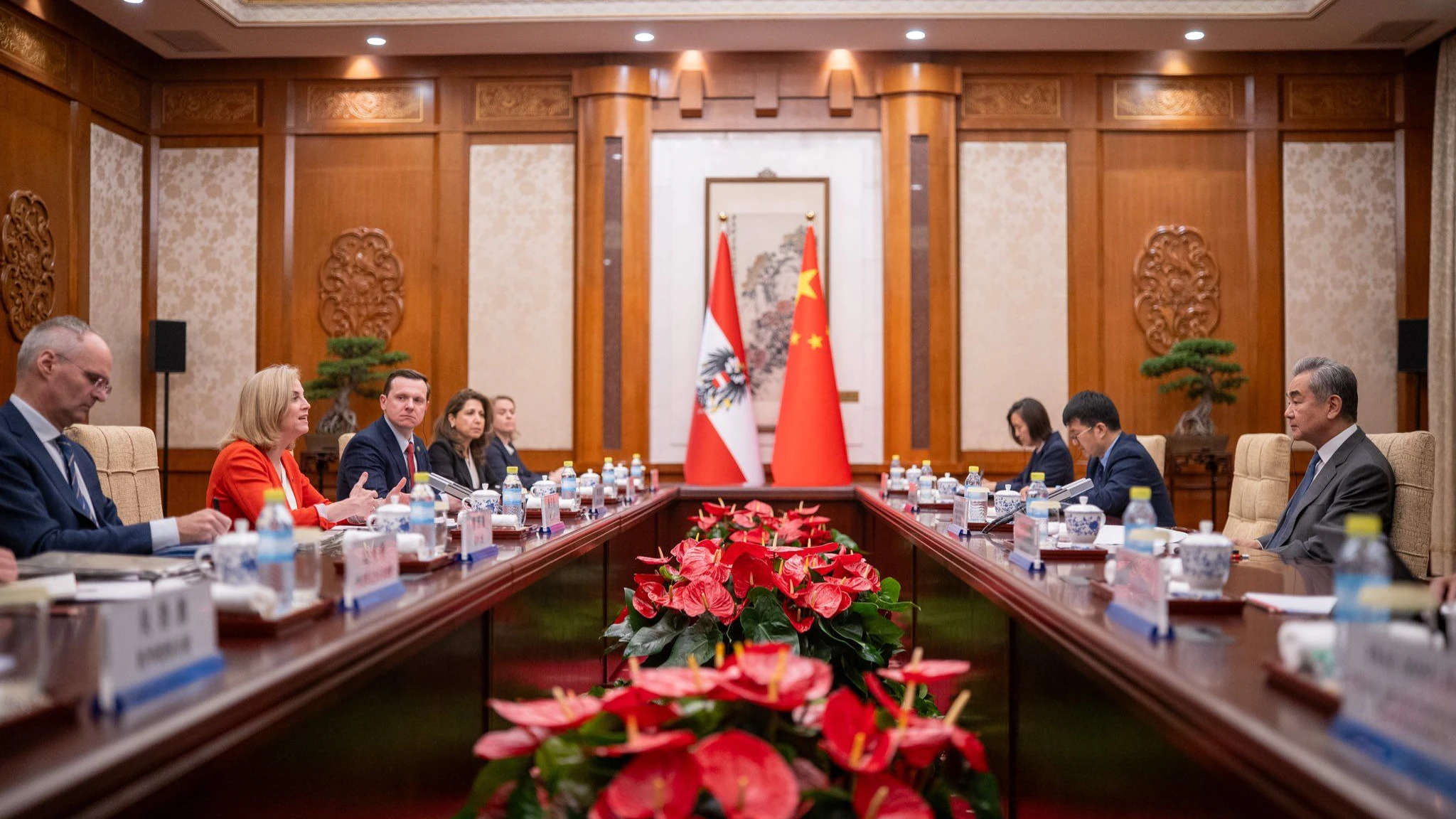Österreichs Außenministerin Beate Meinl-Reisinger iom Gespräch mit ihrem chinesischen Amtskollegen Wang Yi. 