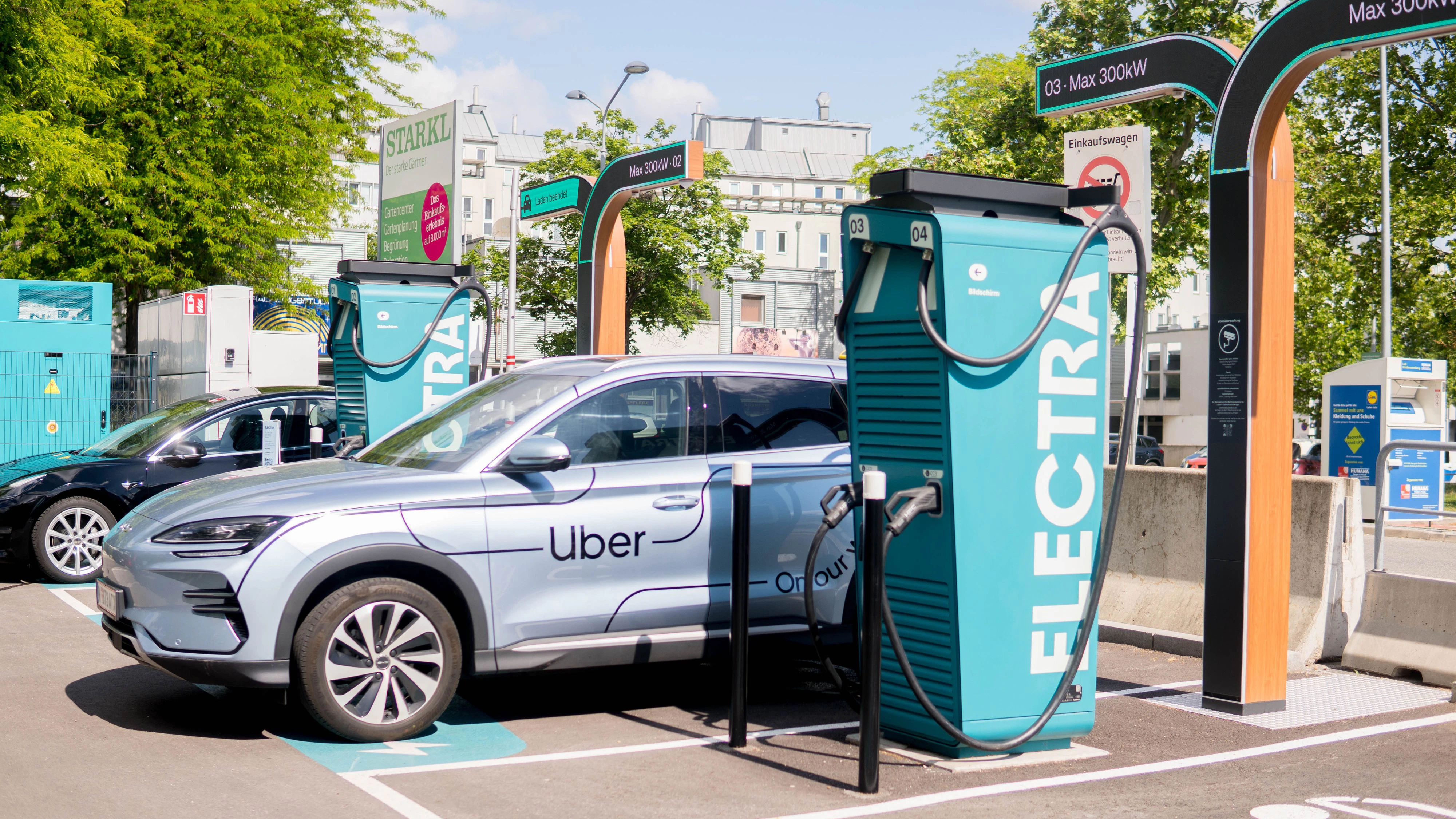 Electra und Uber starten Partnerschaft für ultraschnelles Laden von E-Fahrzeugen in Österreich.