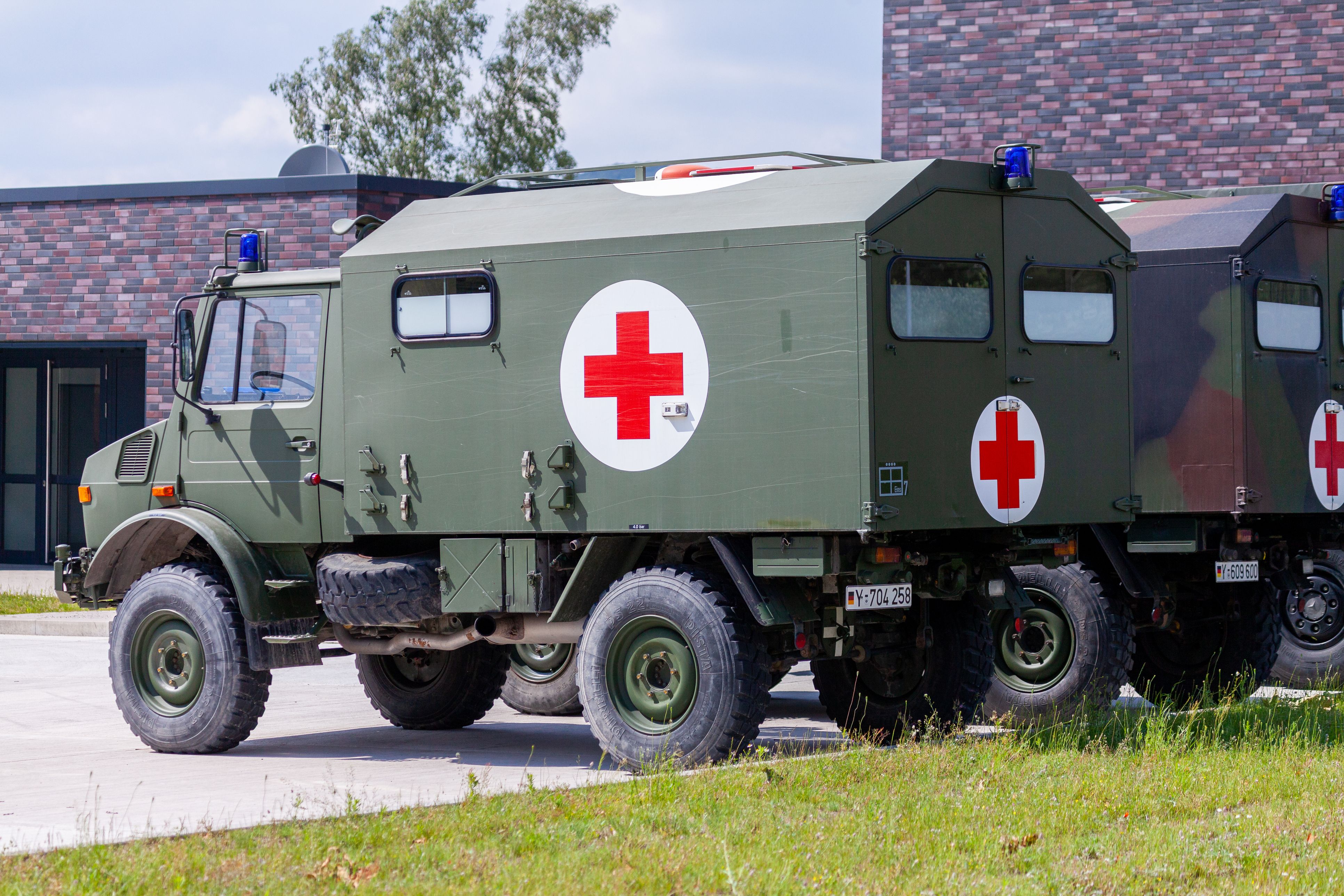 Ein Motorradfahrer krachte mit einem Unimog zusammen. 