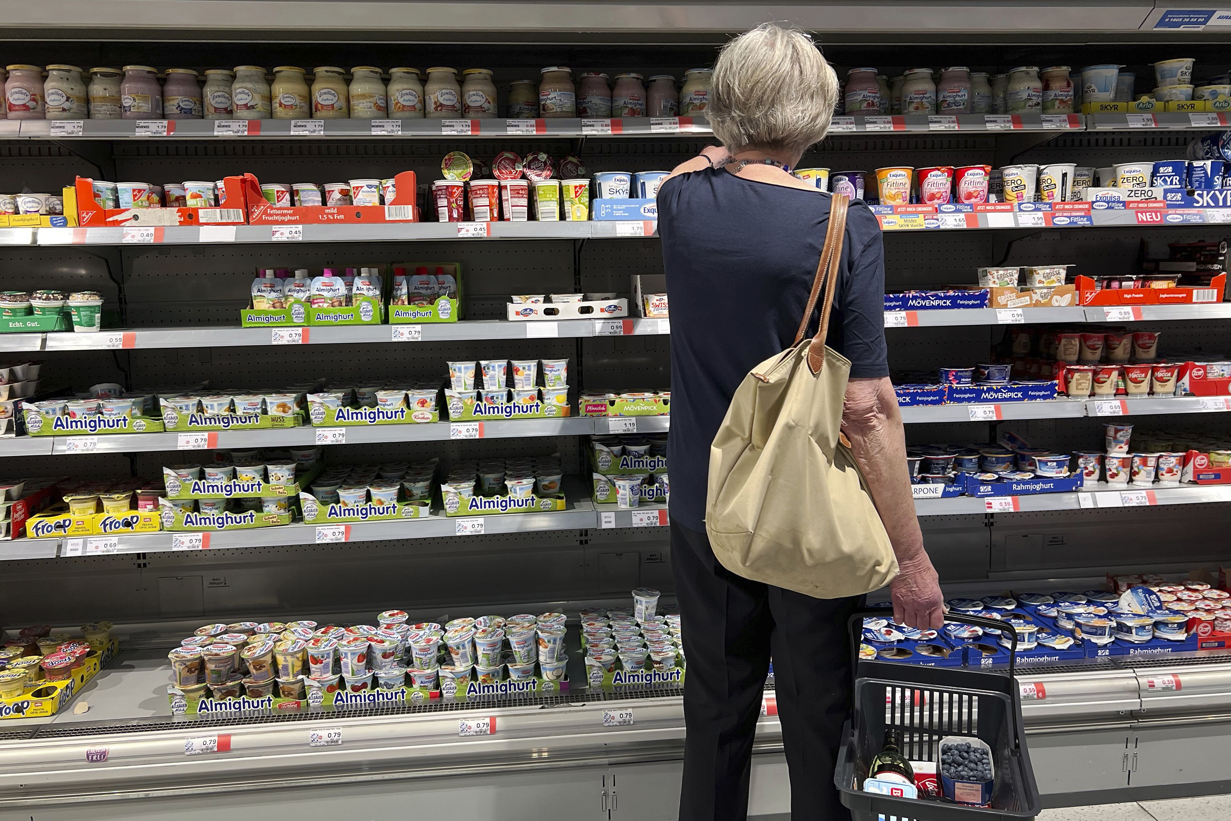 Naturjoghurt fällt unter den niedrigeren Steuersatz, Fruchtjoghurt in der Regel nicht.