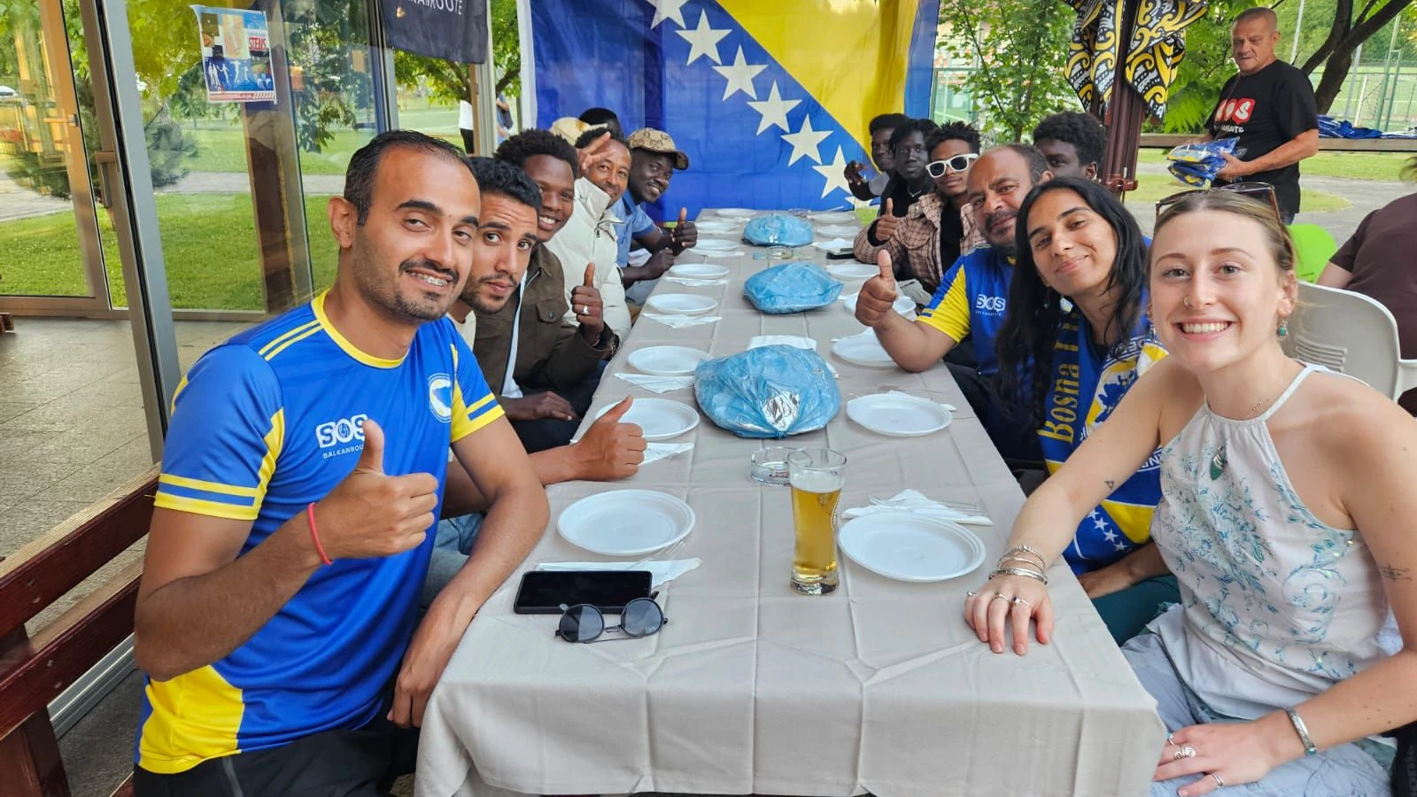 Auch im Refugee-Camp im bosnischen Lipa wurde mitgefiebert und zusammen gefeiert.