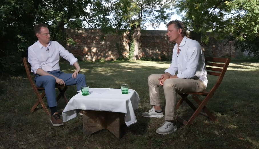 Kabarettist Gery Seidl im Gespräch mit krone.tv-Podcaster Gerald Fleischmann.