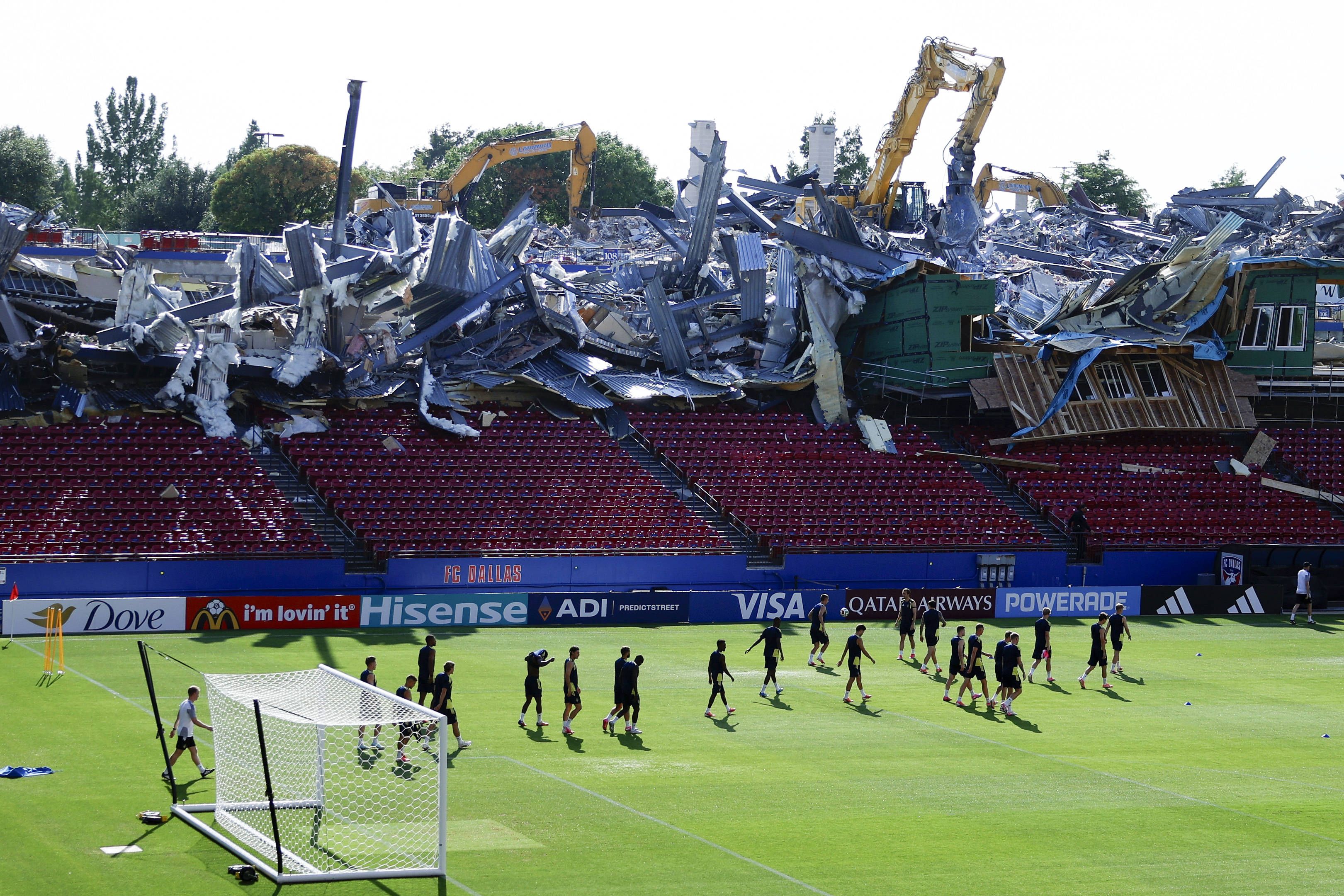 Schweden trainiert im demolierten Stadion.