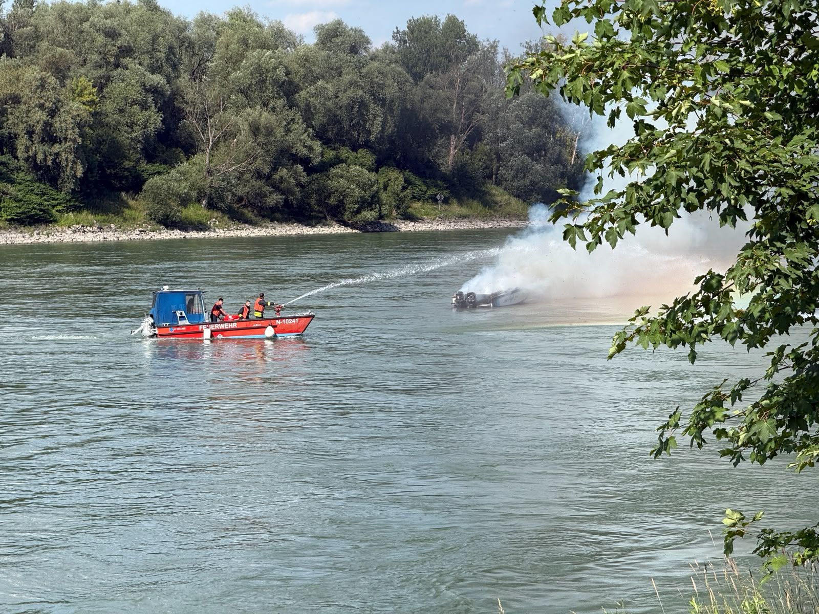 Ein Sportboot fing plötzlich Feuer und stand kurz darauf in Vollbrand.