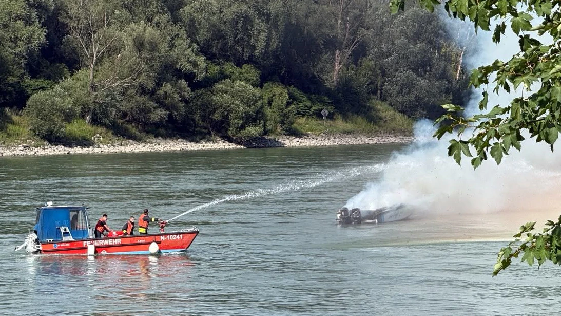 Heute.at - Besitzer rettet sich mit Hechtsprung von Feuer-Boot