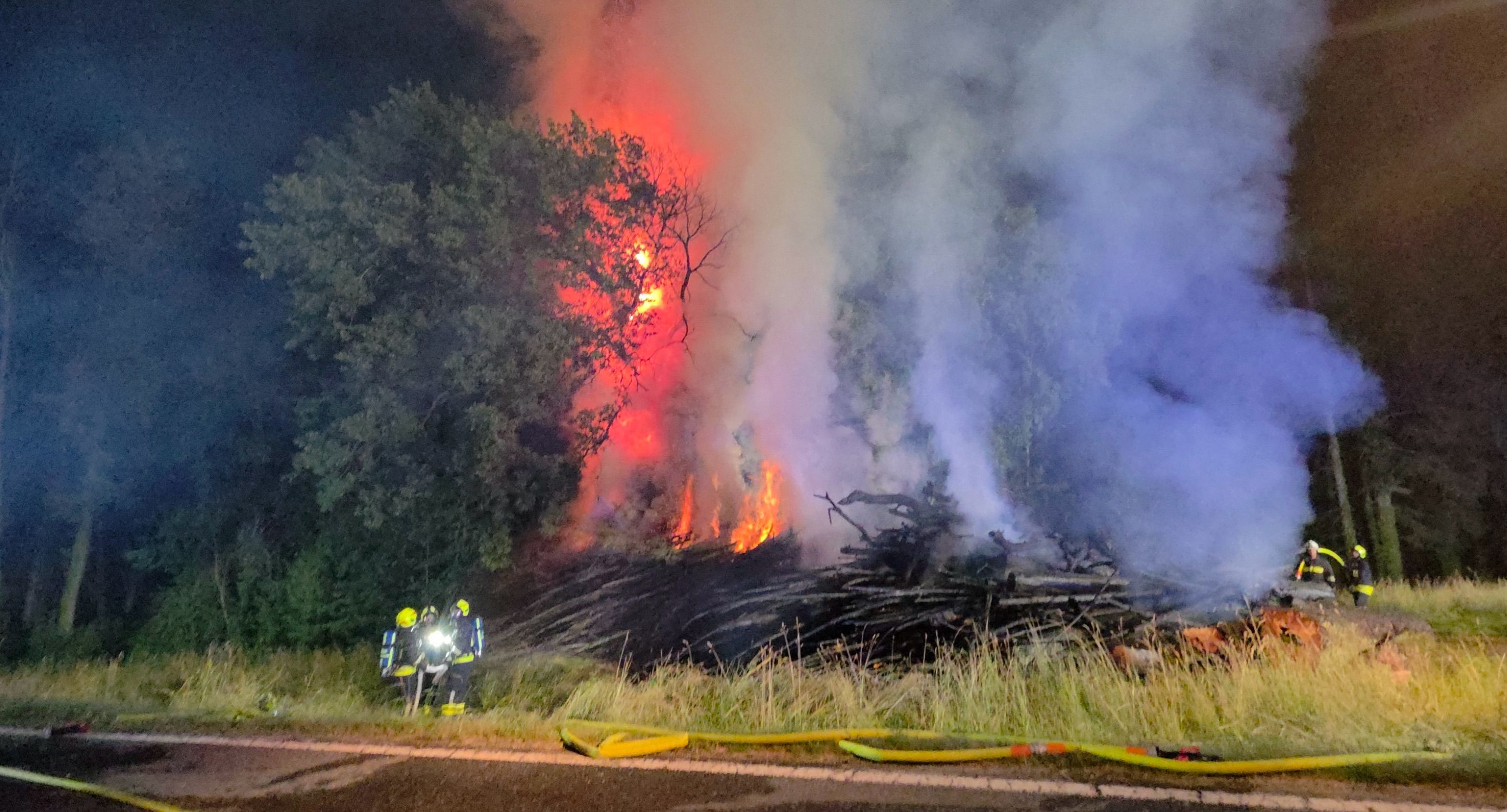 Der Holzstoß ging in Flammen auf.