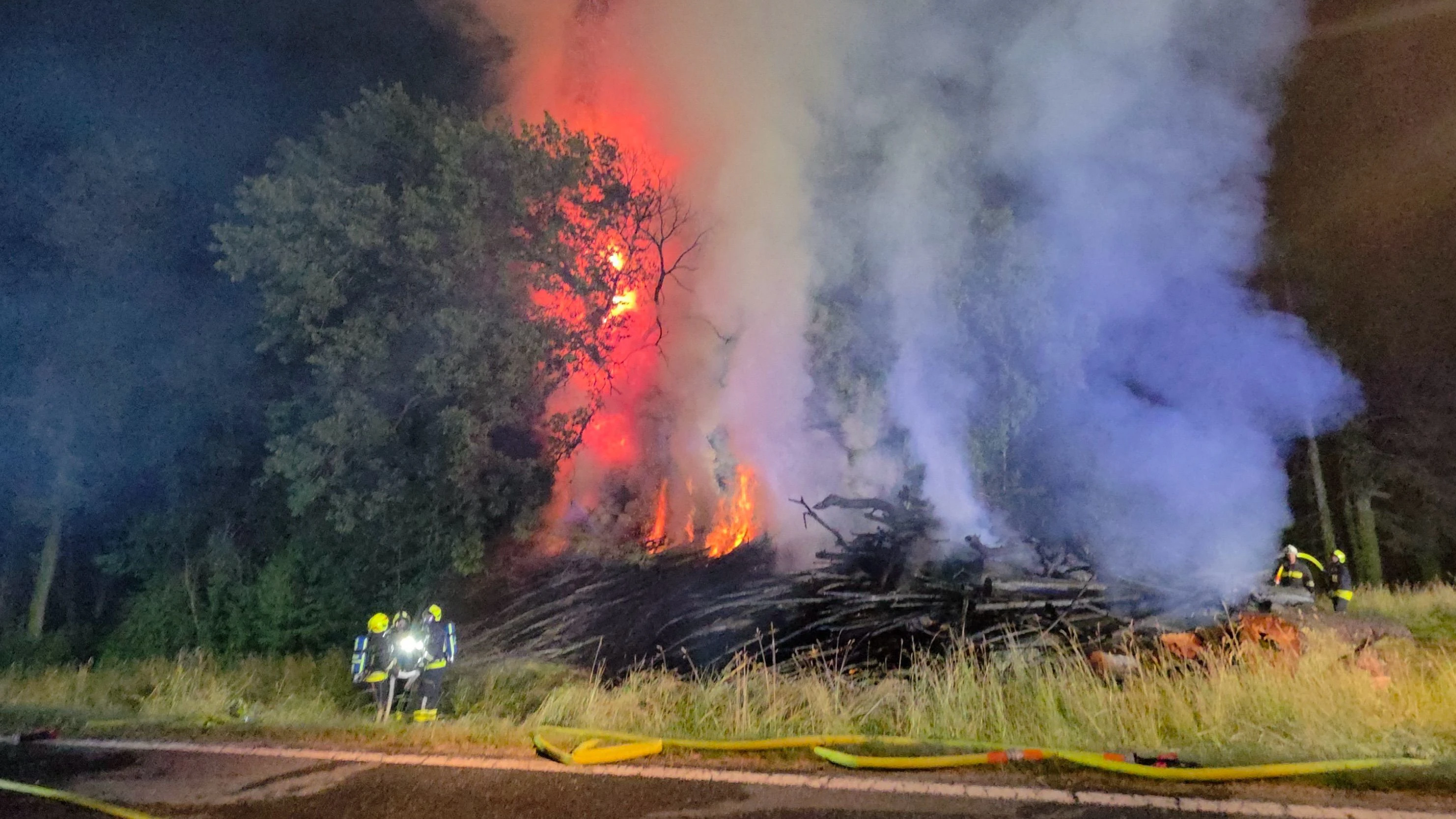 Der Holzstoß ging in Flammen auf.