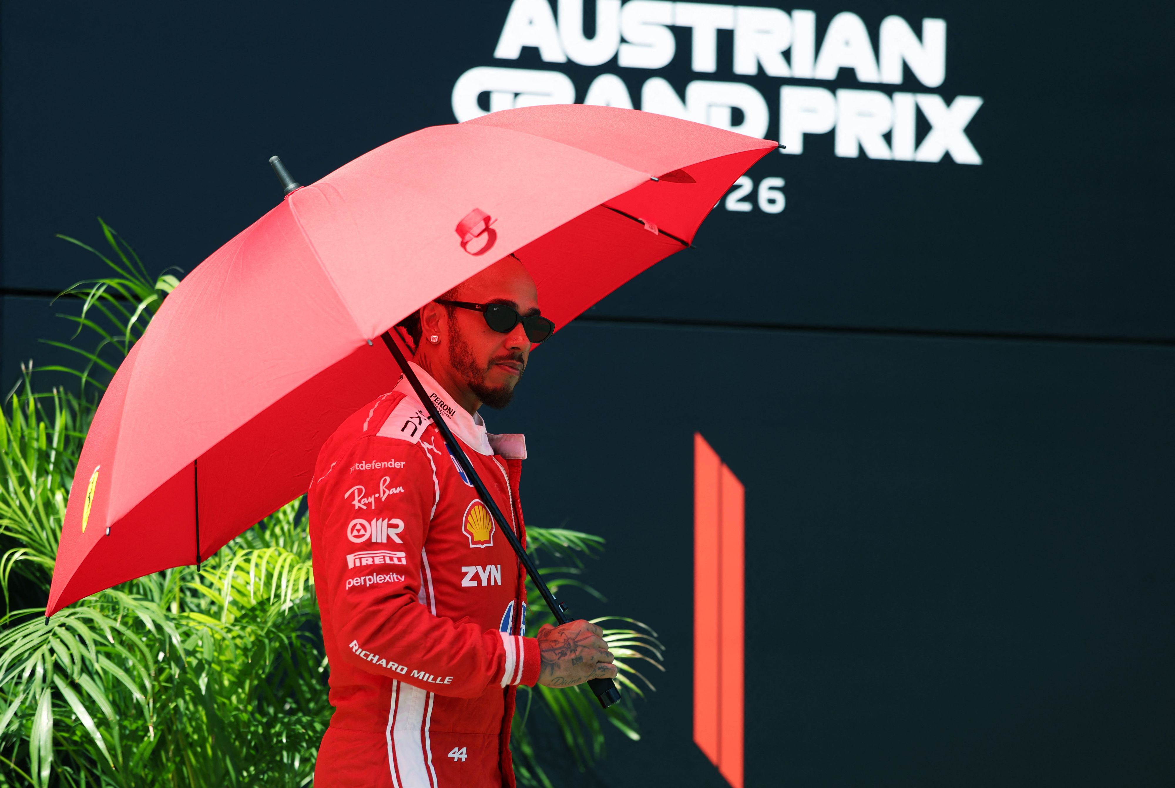 Lewis Hamilton mit mobilem Ferrari-Sonnenschirm
