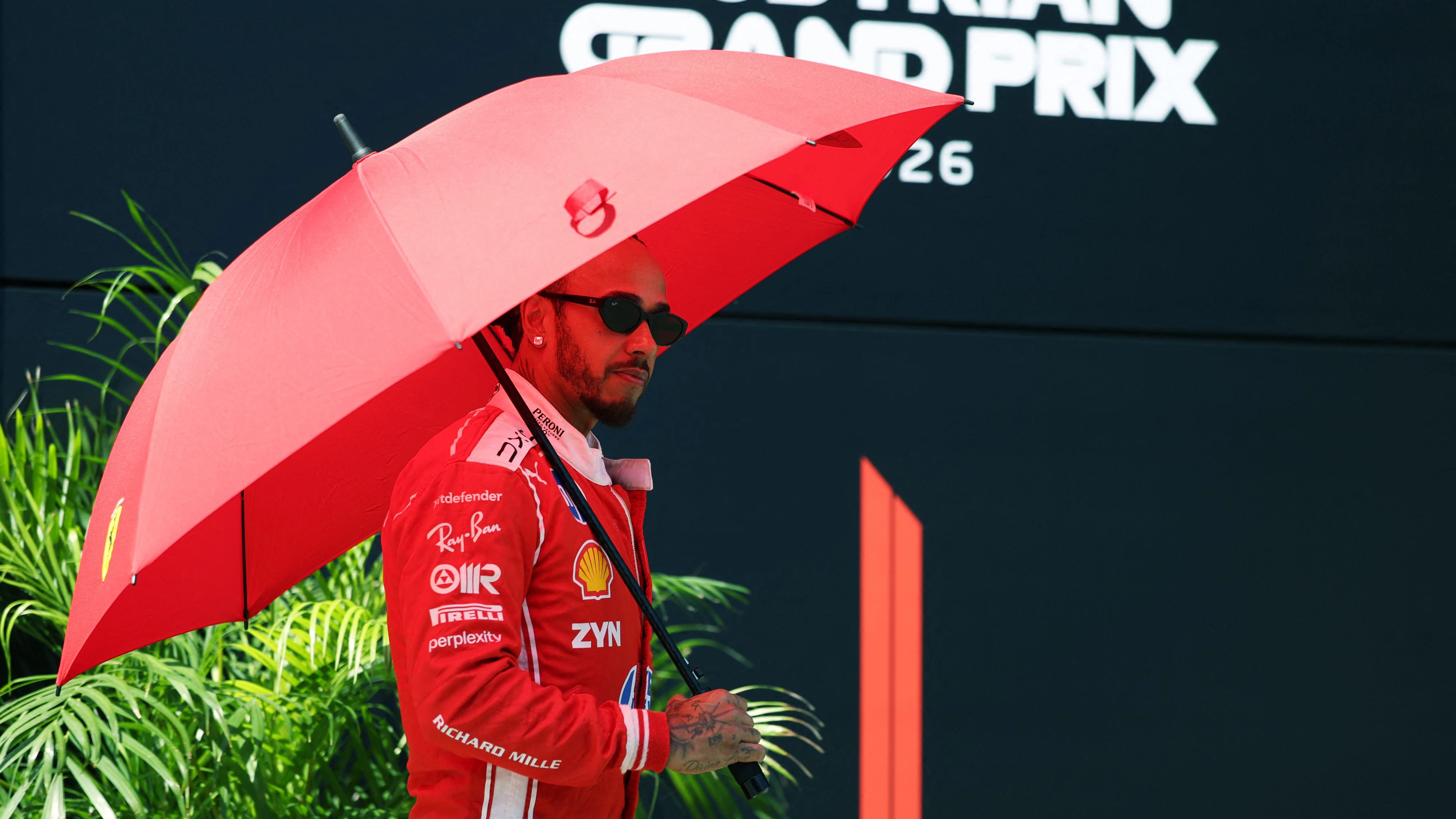 Lewis Hamilton mit mobilem Ferrari-Sonnenschirm