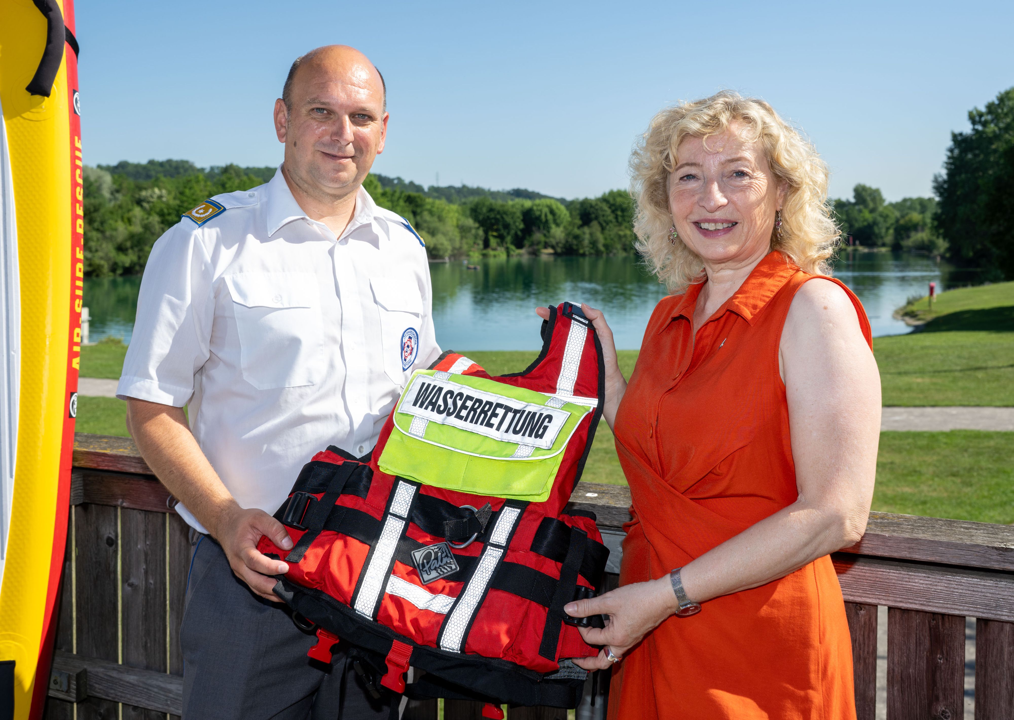 Die NÖ-Wasserrettung zieht Bilanz: Landesrätin Eva Prischl (SPÖ, re.) und Markus Schimböck (li.), Landesleiter der Österreichischen Wasserrettung Landesverband NÖ.