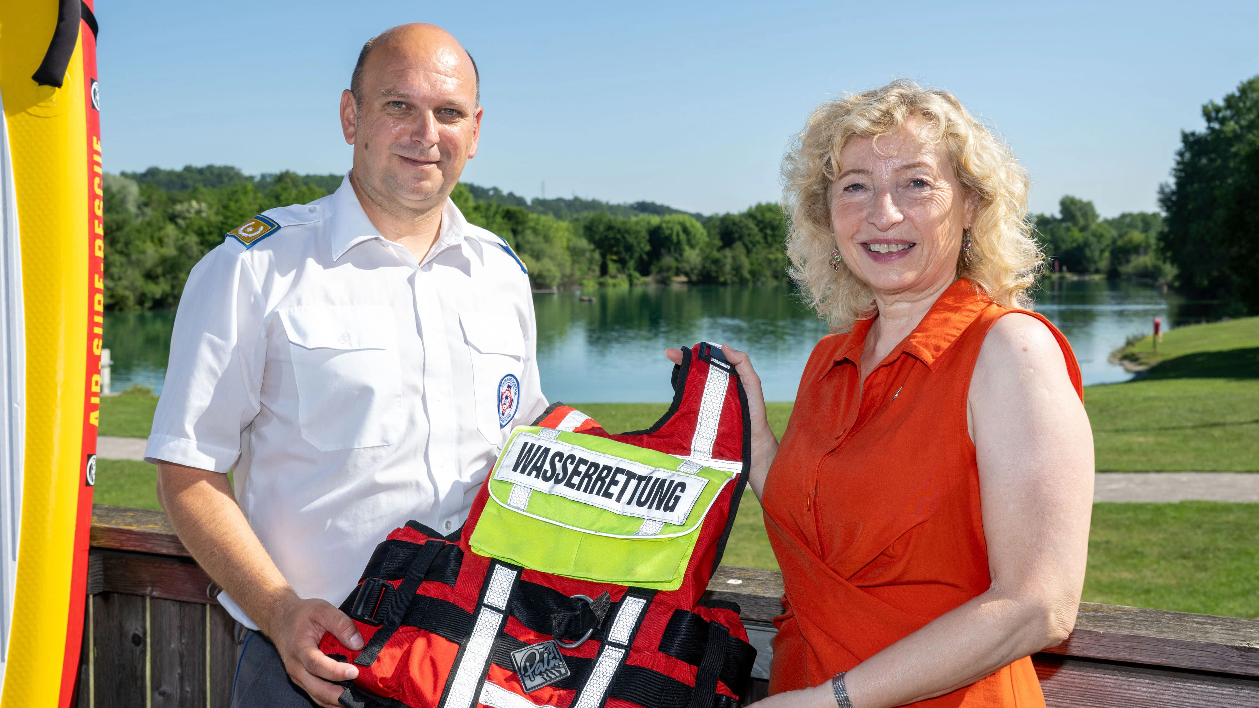 Die NÖ-Wasserrettung zieht Bilanz: Landesrätin Eva Prischl (SPÖ, re.) und Markus Schimböck (li.), Landesleiter der Österreichischen Wasserrettung Landesverband NÖ.