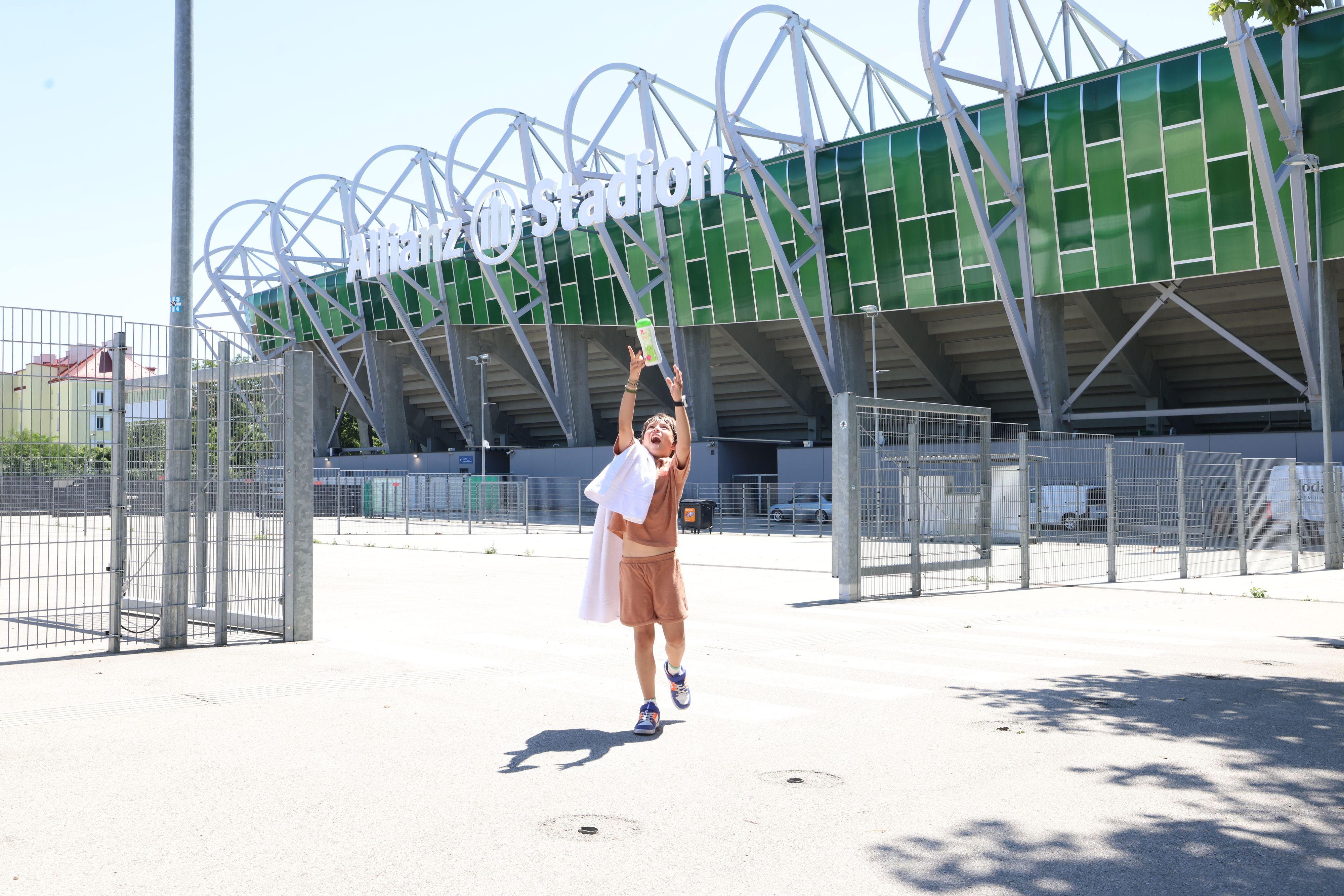 Felix (er ist eigentlich FK Austria Fan) nutzt die Fernwärme-Sperre für eine Dusche im Allianz Stadion.